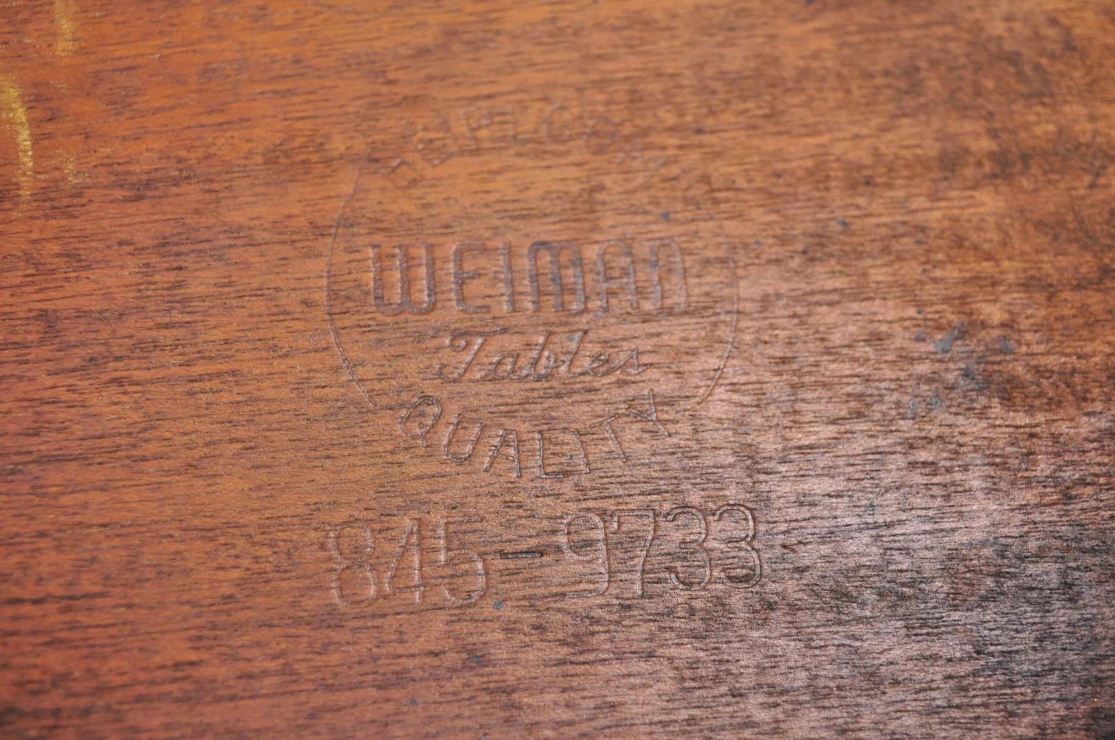 Veuillez nous envoyer un message avec votre code postal pour demander un devis plus raisonnable pour les frais d'expédition aux États-Unis.

Vintage Weiman French Regency Style Round Mahogany Tooled Leather Top Saber Leg Side Table. Circa Early 20th