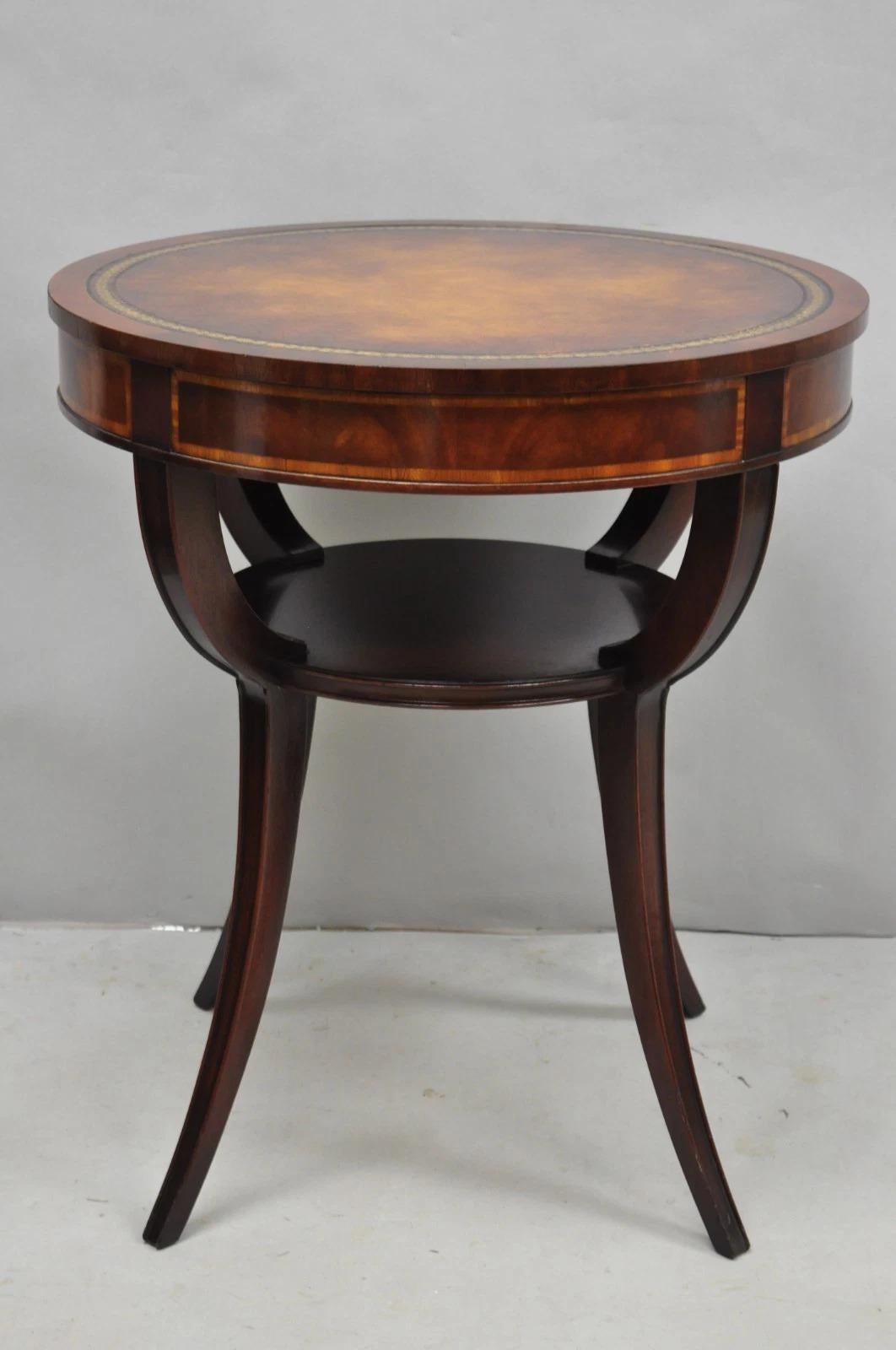 Vintage Weiman French Regency Round Mahogany Leather Top Saber Leg Side Table (Table d'appoint ronde en acajou avec plateau en cuir) Bon état - En vente à Philadelphia, PA