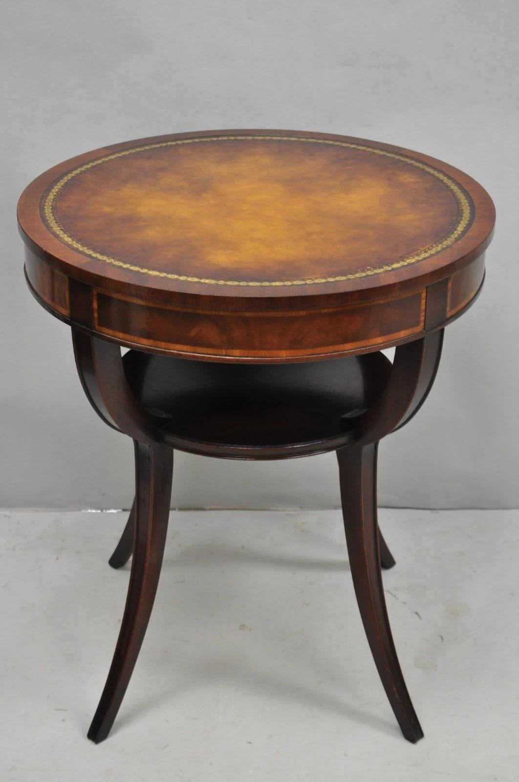 20ième siècle Vintage Weiman French Regency Round Mahogany Leather Top Saber Leg Side Table (Table d'appoint ronde en acajou avec plateau en cuir) en vente