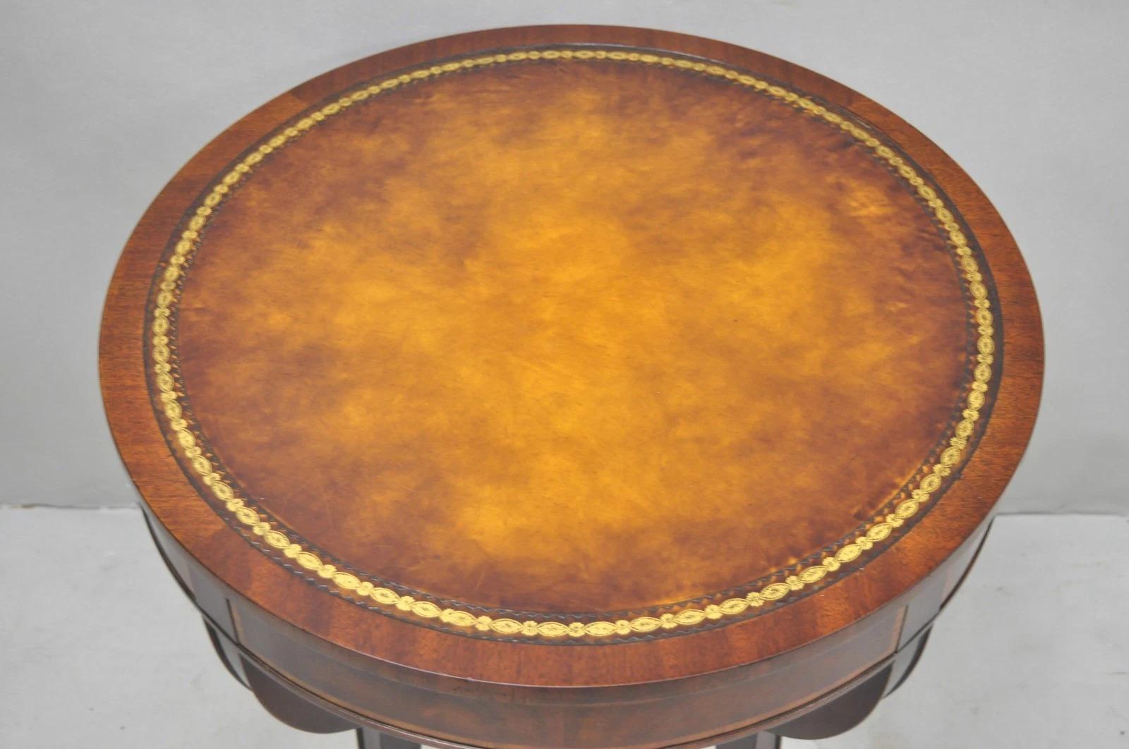 Cuir Vintage Weiman French Regency Round Mahogany Leather Top Saber Leg Side Table (Table d'appoint ronde en acajou avec plateau en cuir) en vente