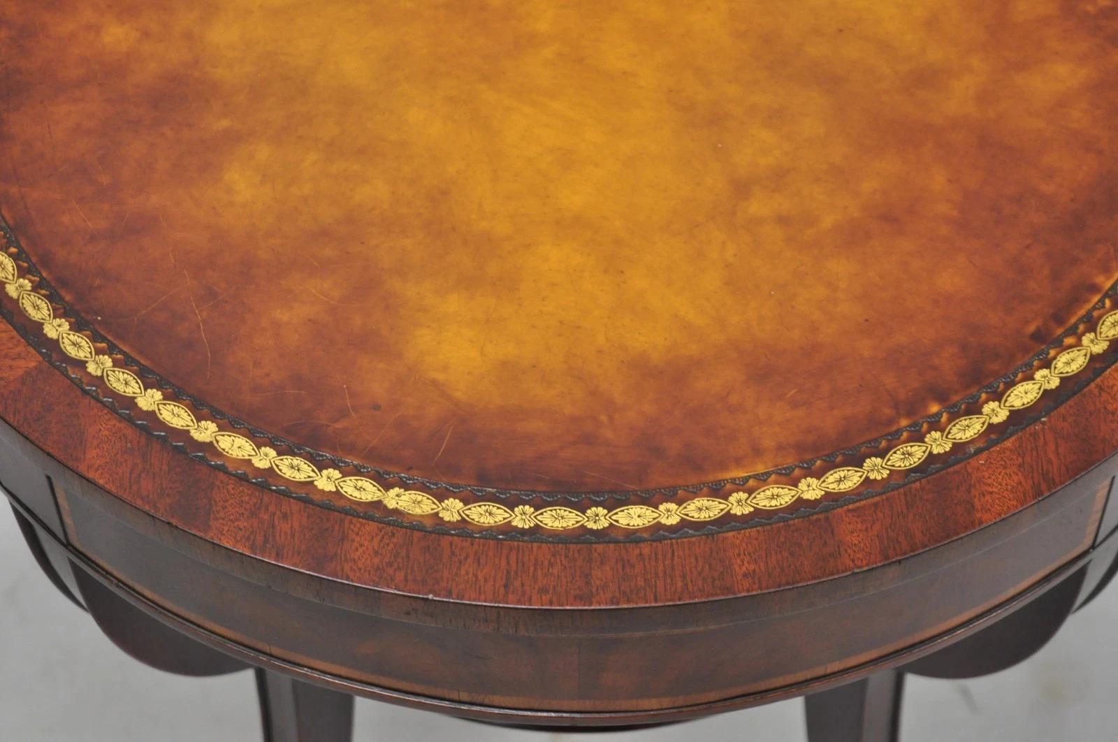Vintage Weiman French Regency Round Mahogany Leather Top Saber Leg Side Table (Table d'appoint ronde en acajou avec plateau en cuir) en vente 1