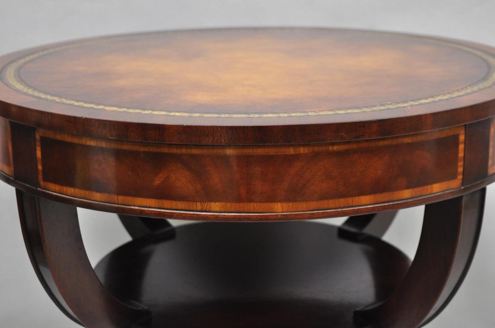 Vintage Weiman French Regency Round Mahogany Leather Top Saber Leg Side Table (Table d'appoint ronde en acajou avec plateau en cuir) en vente 2