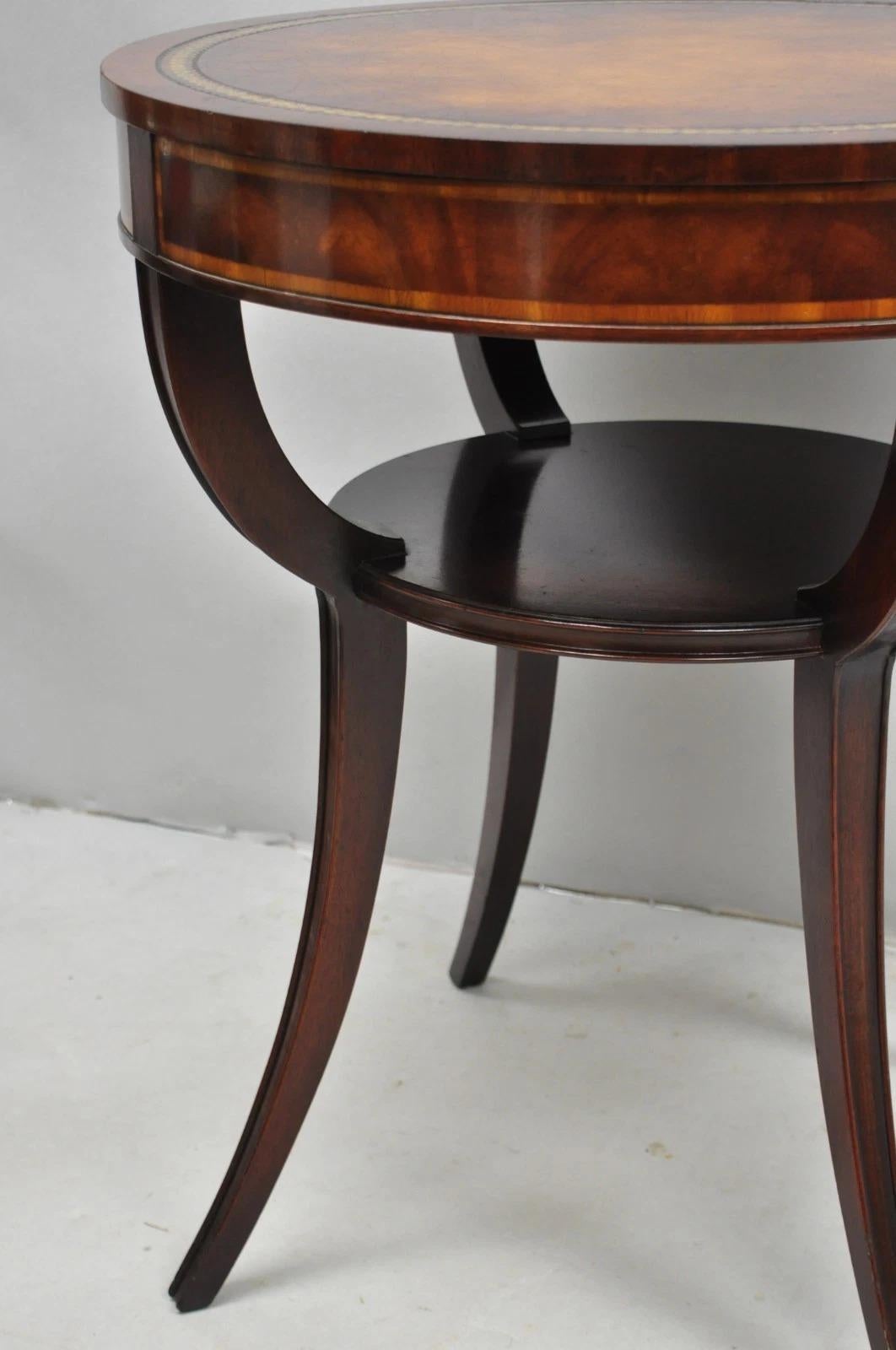 Vintage Weiman French Regency Round Mahogany Leather Top Saber Leg Side Table (Table d'appoint ronde en acajou avec plateau en cuir) en vente 3