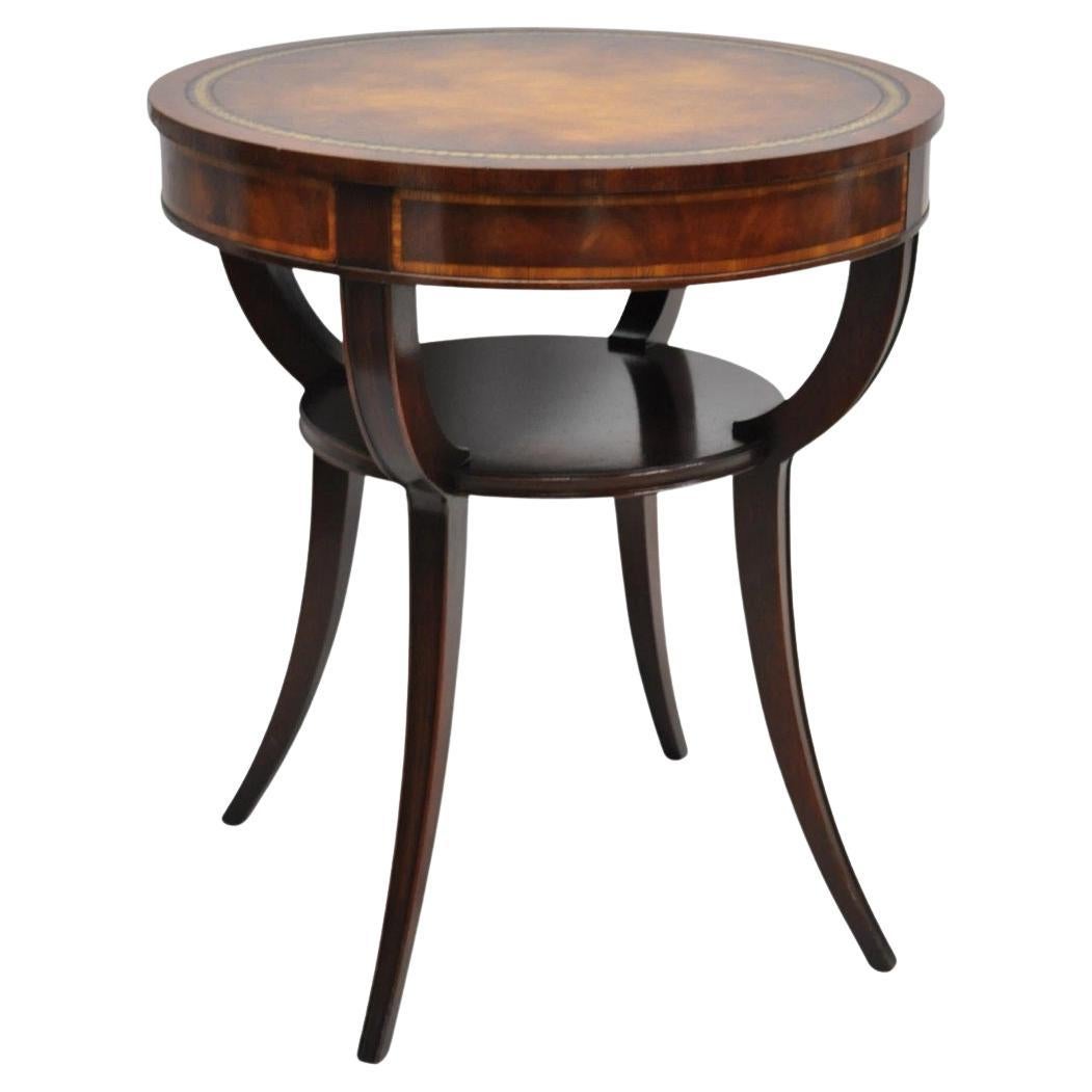 Vintage Weiman French Regency Round Mahogany Leather Top Saber Leg Side Table (Table d
appoint ronde en acajou avec plateau en cuir)