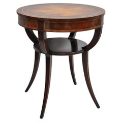 Vintage Weiman French Regency Tavolino rotondo in mogano con piano in pelle e gambe a sciabola