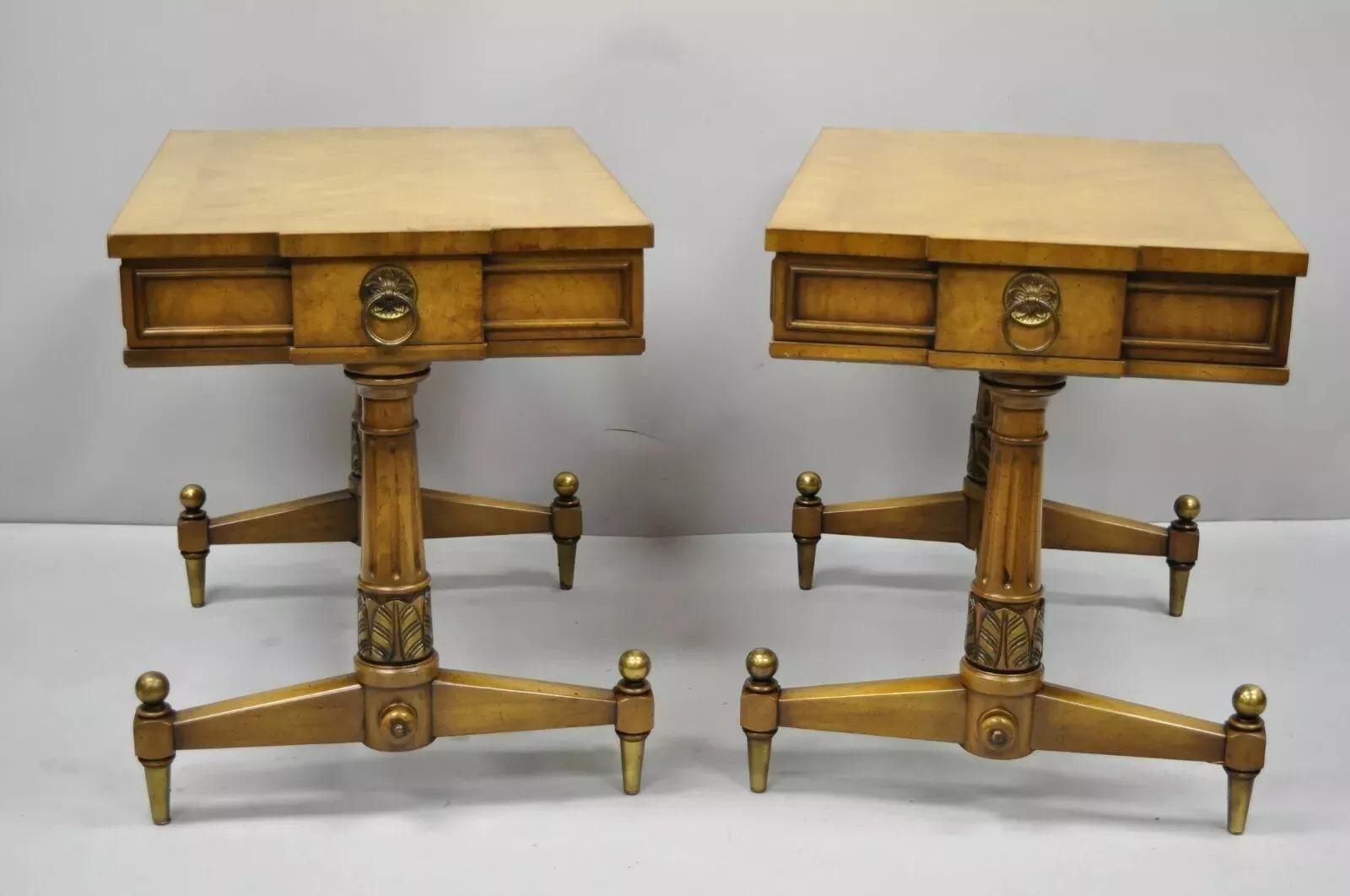 Paar Vintage Weiman Kameo French Regency Style Banded Walnut End Tables. Artikel verfügt über benutzerdefinierte Glasplatten, schöne Holzmaserung, schön geschnitzt Details, Messing-Akzente, original Label, 1 Schublade, Qualität amerikanischer