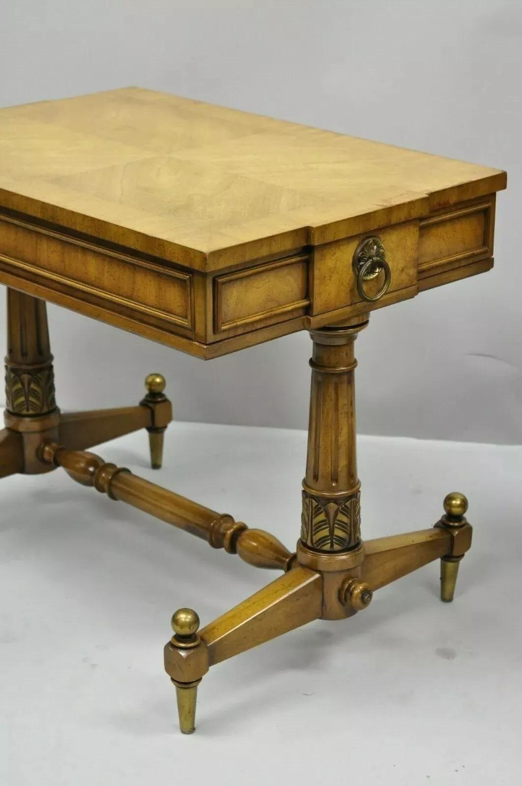 Beistelltische aus Nussbaum mit Bändern im französischen Regency-Stil von Weiman Kameo im Vintage-Stil, Paar (20. Jahrhundert) im Angebot