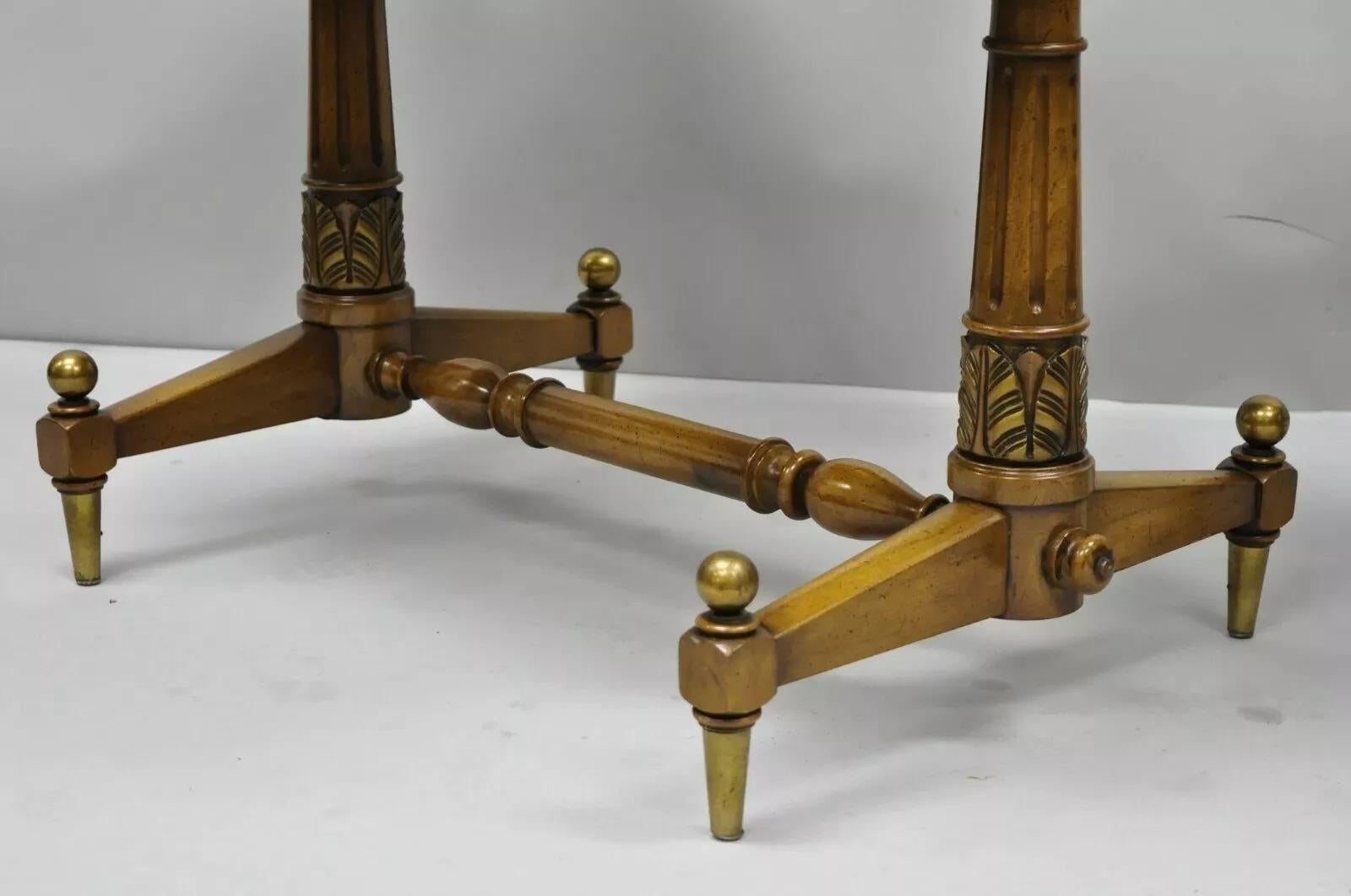 Beistelltische aus Nussbaum mit Bändern im französischen Regency-Stil von Weiman Kameo im Vintage-Stil, Paar (Messing) im Angebot