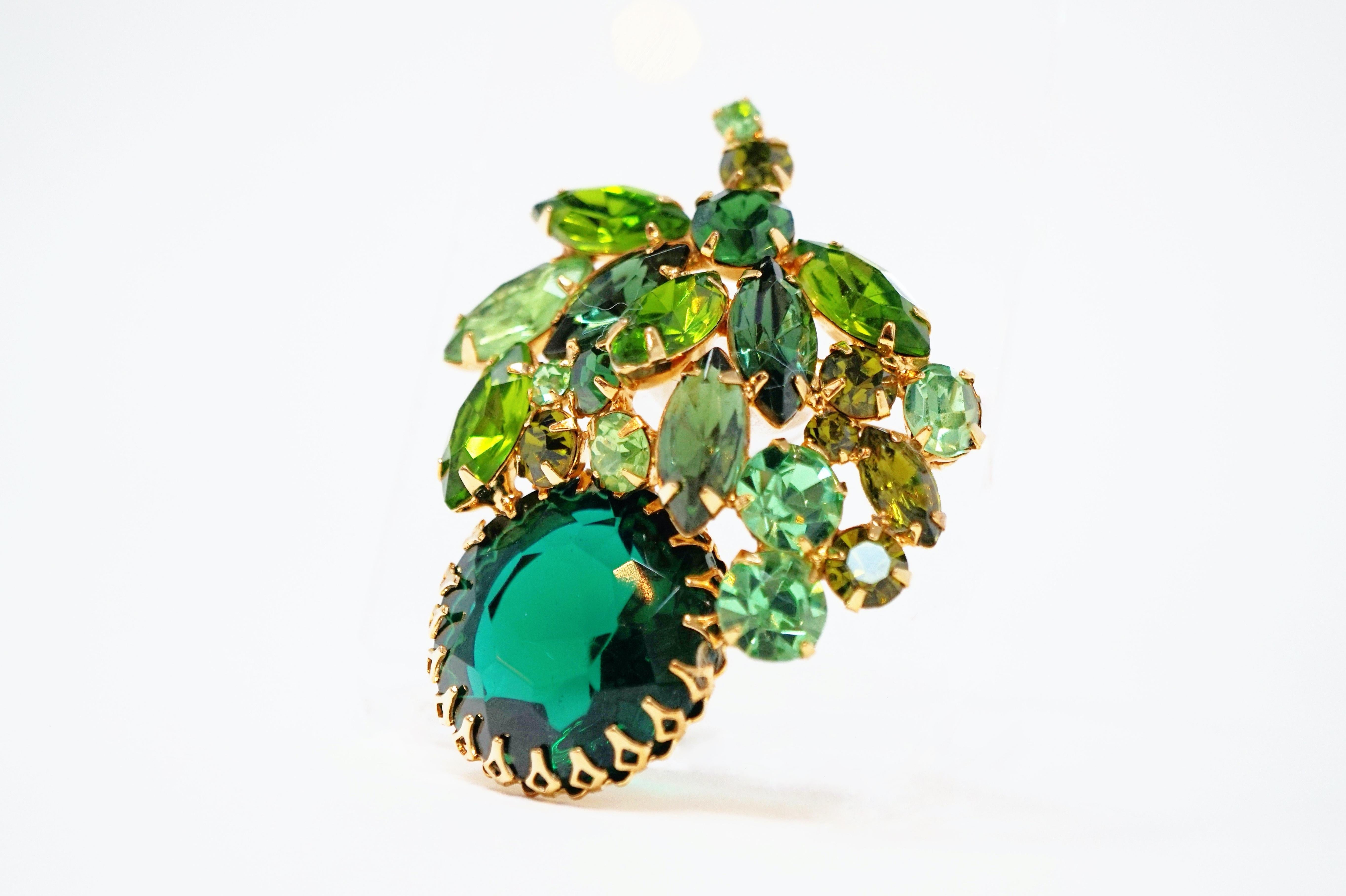 Vintage Weiss Emerald & Peridot Rhinestone Crystal Brooch, Signed, circa 1950s In Excellent Condition In McKinney, TX