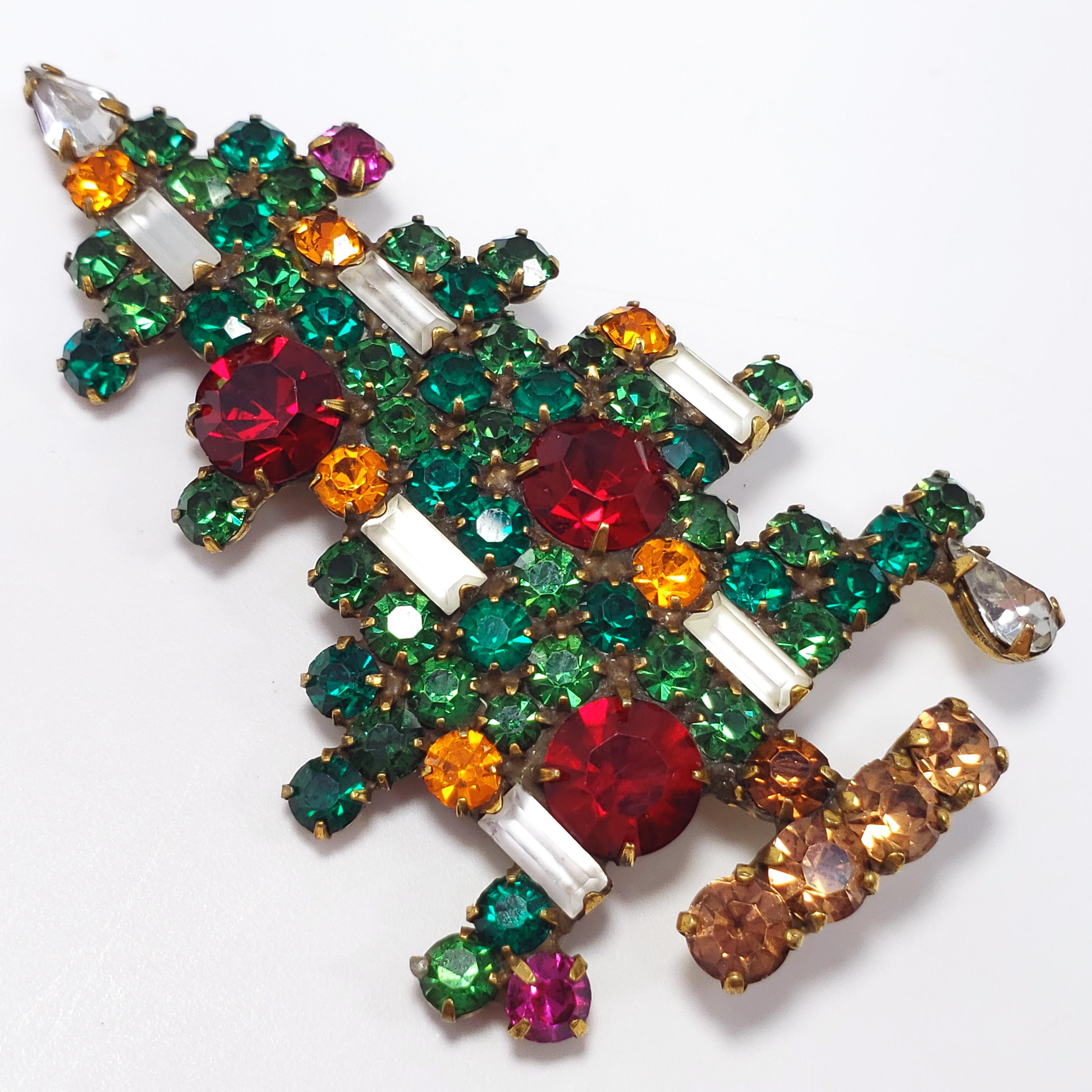 The most well known and most highly sought after Weiss Christmas tree pin, in its largest variant of 7x4 cm. This festive holiday brooch features green crystals, decorated with white baguette candles with gold flames, along with other sizes and
