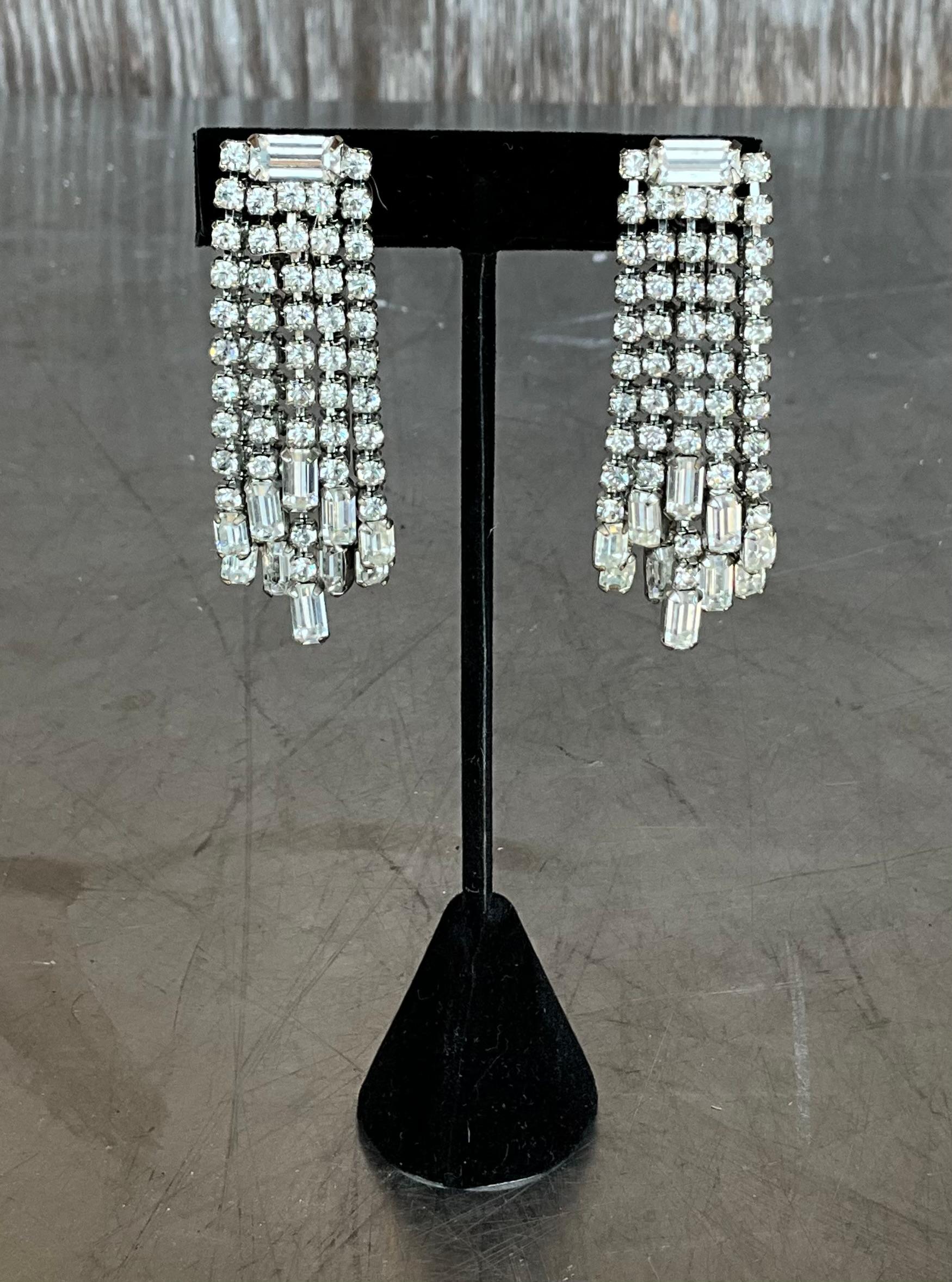 Art Deco Vintage Weiss Rhinestone Clip on Earrings For Sale