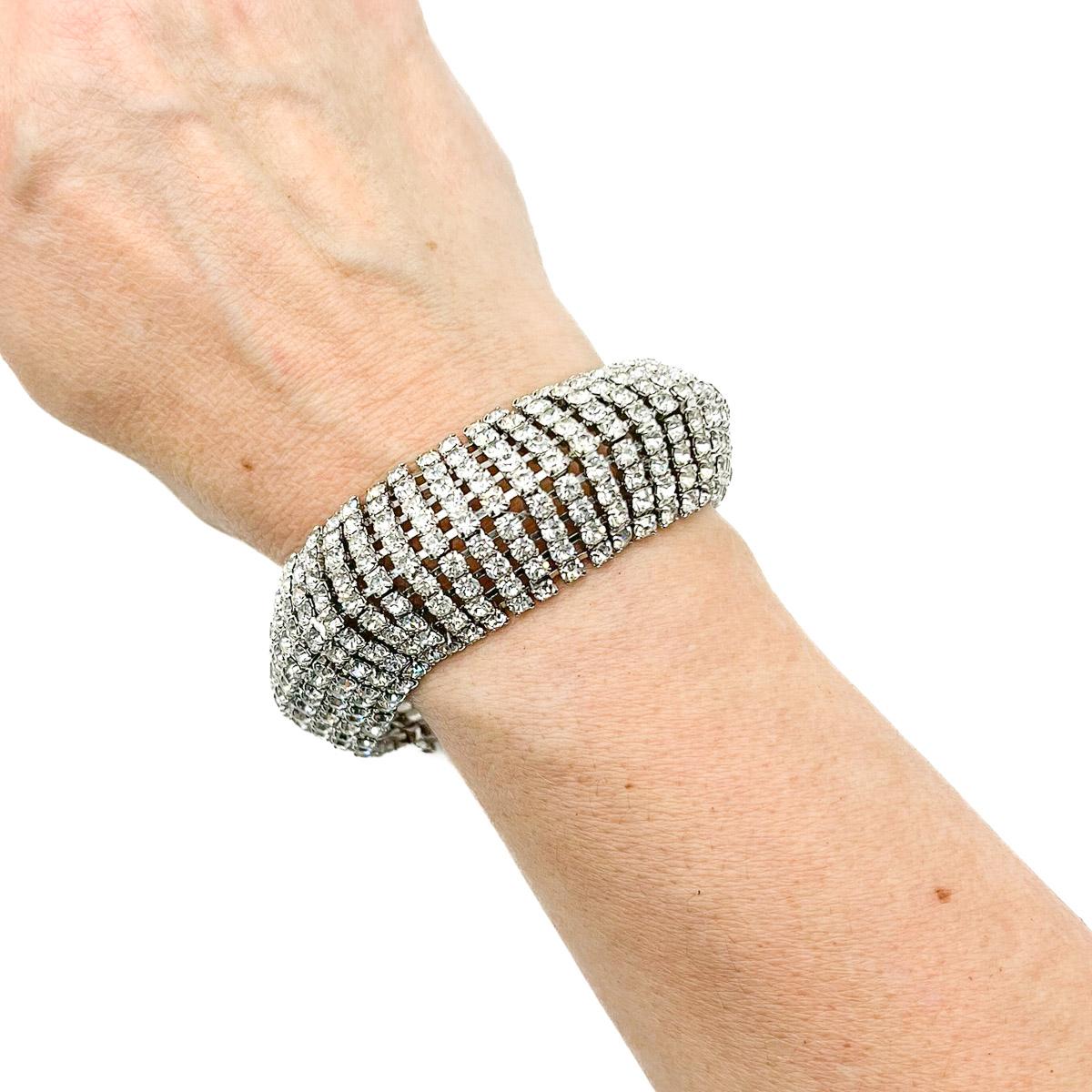 Un bracciale vintage con strass di Weiss. Un esempio straordinario di questo prestigioso gioielliere. Un insolito design ad arco ispirato ai braccialetti da cocktail in diamanti e platino realizzati dai grandi gioiellieri parigini dell'epoca. Uno