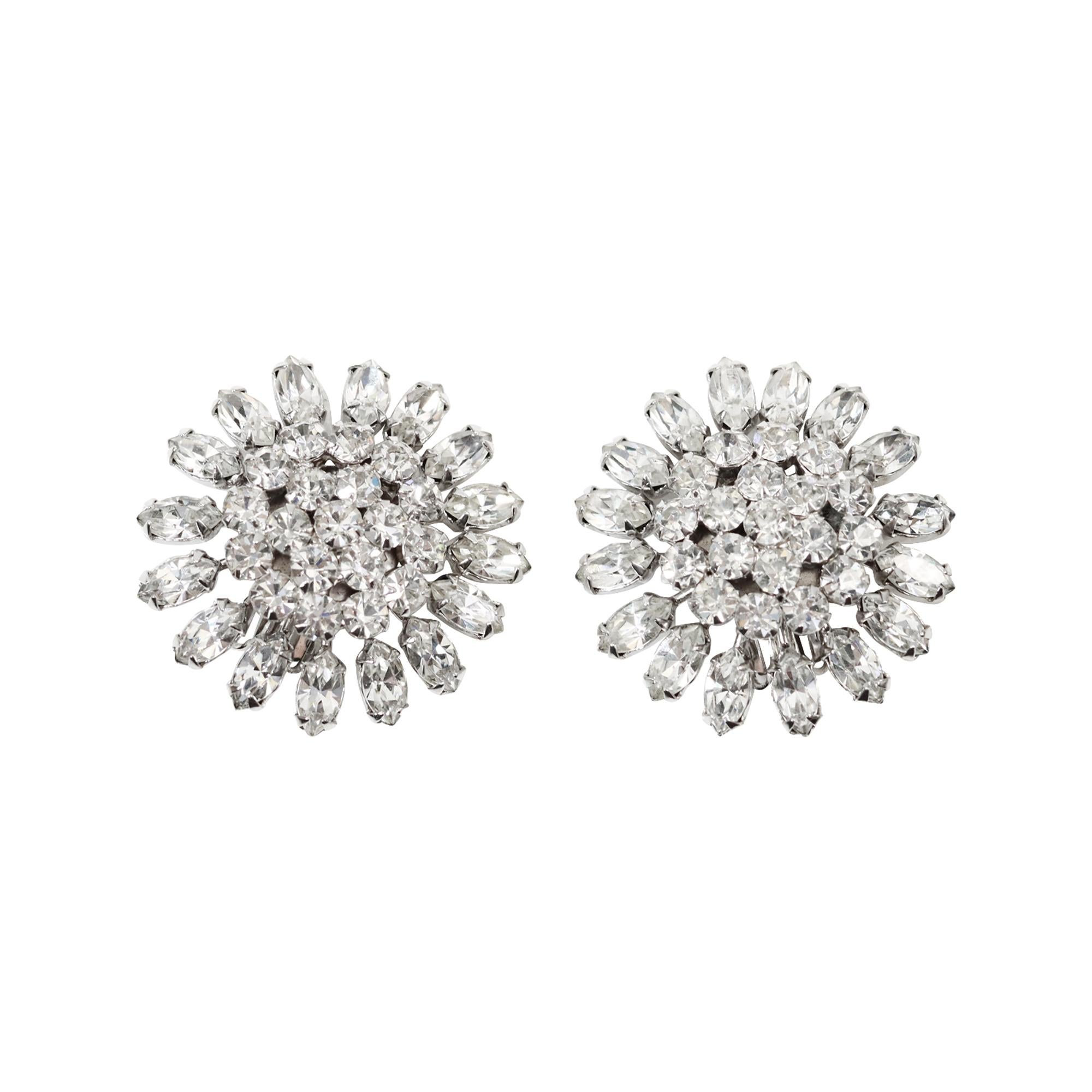 Vintage Weiss Silber Ton Diamante Ohrringe CIRCA 1960s. Diese Ohrringe sind mit Zacken besetzt und wunderschön gearbeitet. Sie sind in zwei unterschiedliche Teile geschichtet. Der untere Teil besteht aus einer Reihe von Marquis-Steinen rundherum,