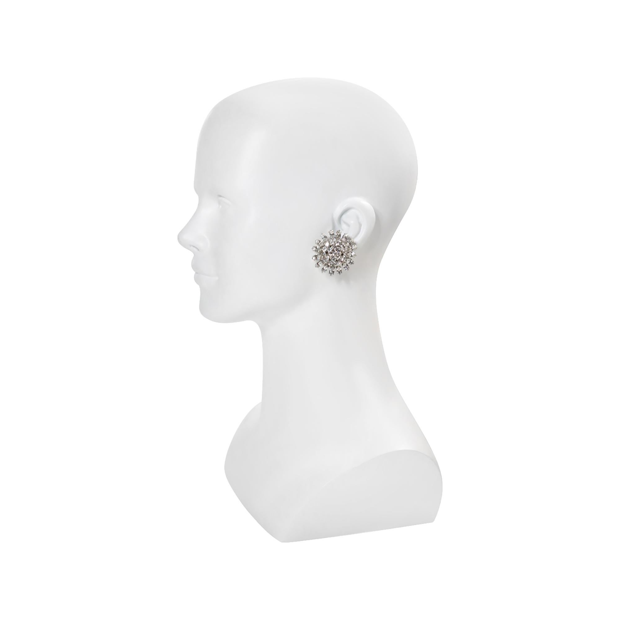 Vintage Weiss Silber Ton Diamante Ohrringe CIRCA 1960's im Zustand „Gut“ im Angebot in New York, NY