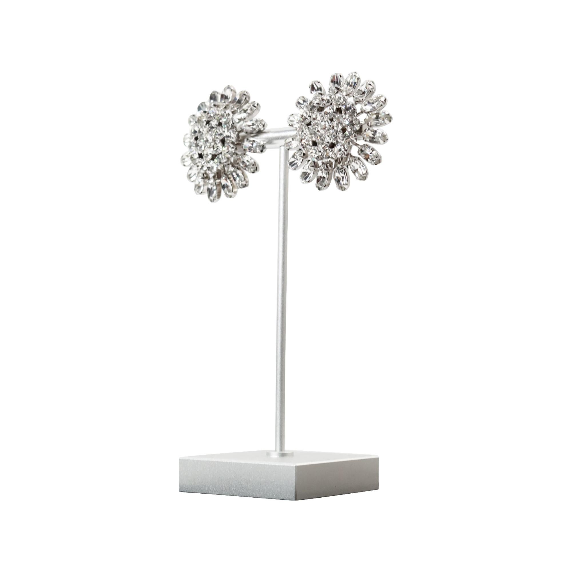 Vintage Weiss Silber Ton Diamante Ohrringe CIRCA 1960's im Angebot 3