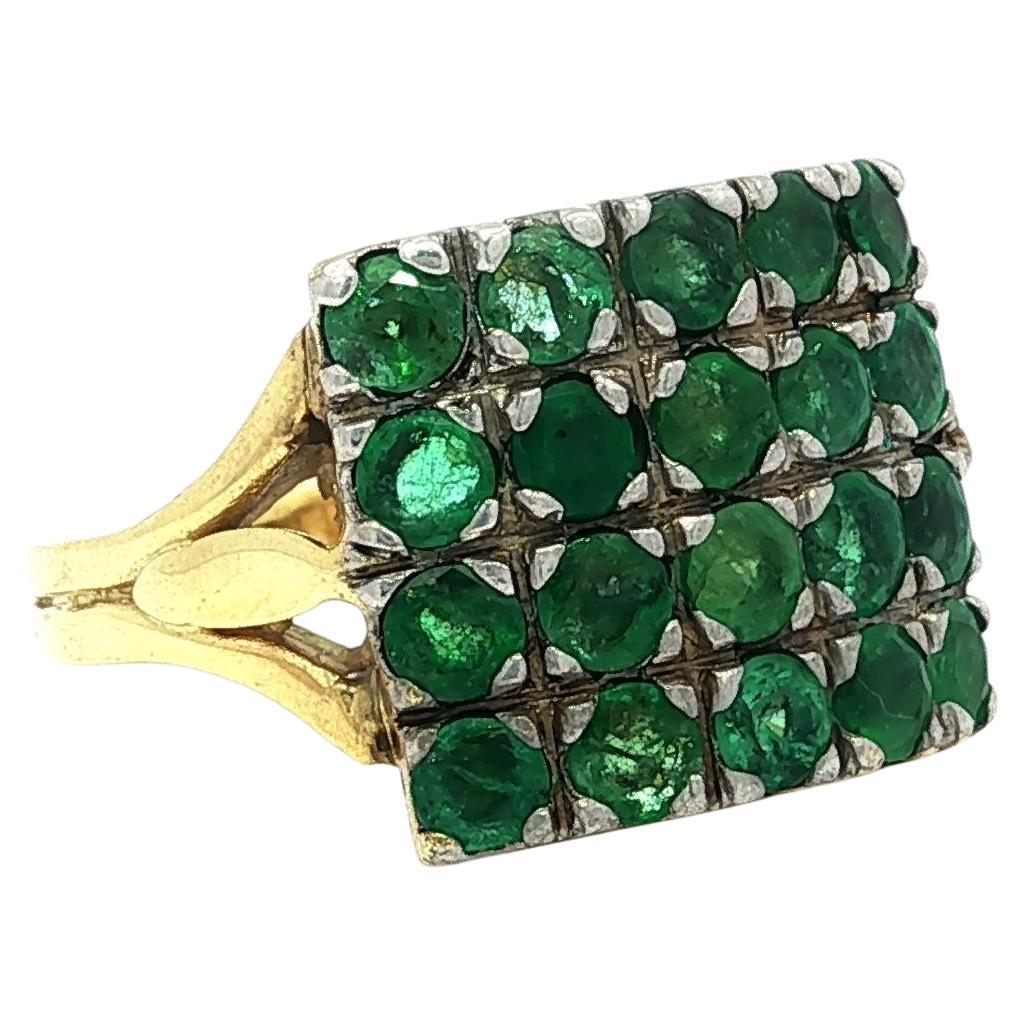 Anello ben fatto d
epoca in oro giallo 14k e argento con smeraldo rotondo da 2,50 ct. in vendita