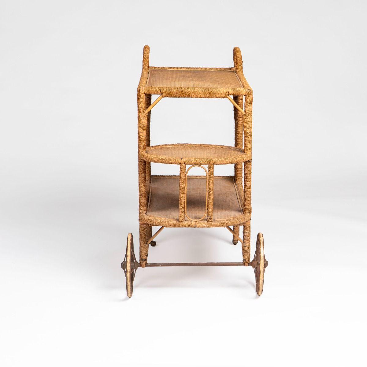Magnifique et rare chariot de service vintage en rotin et gazon, fabriqué au début des années 1900 et attribué au maître danois de l'osier Robert Wengler.
Le chariot est plié à la vapeur et enveloppé dans de l'herbe de mer :

Tablette supérieure