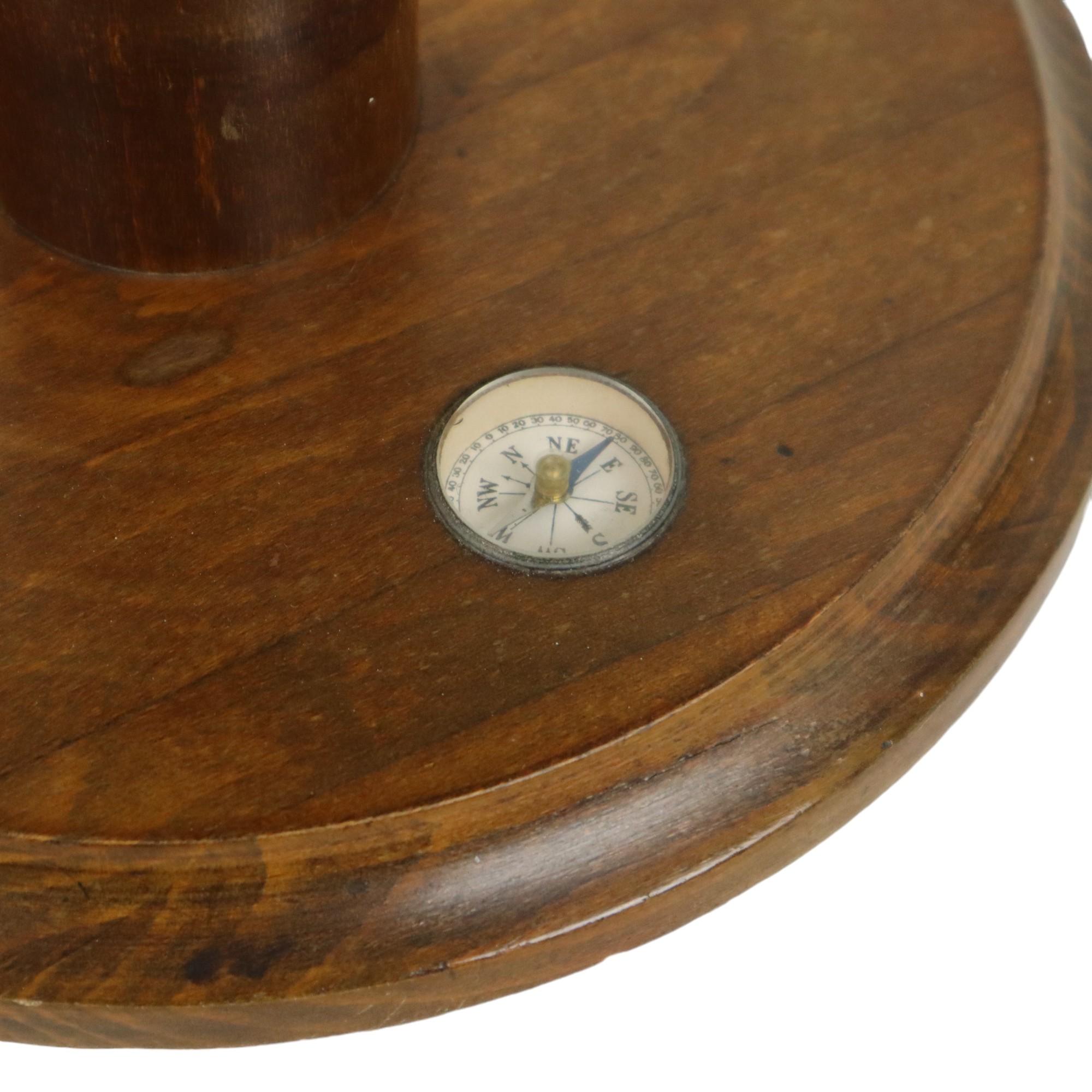 Legno Globo Wereldbol d'epoca con Kompas su base Eiken Jaren 40 in vendita