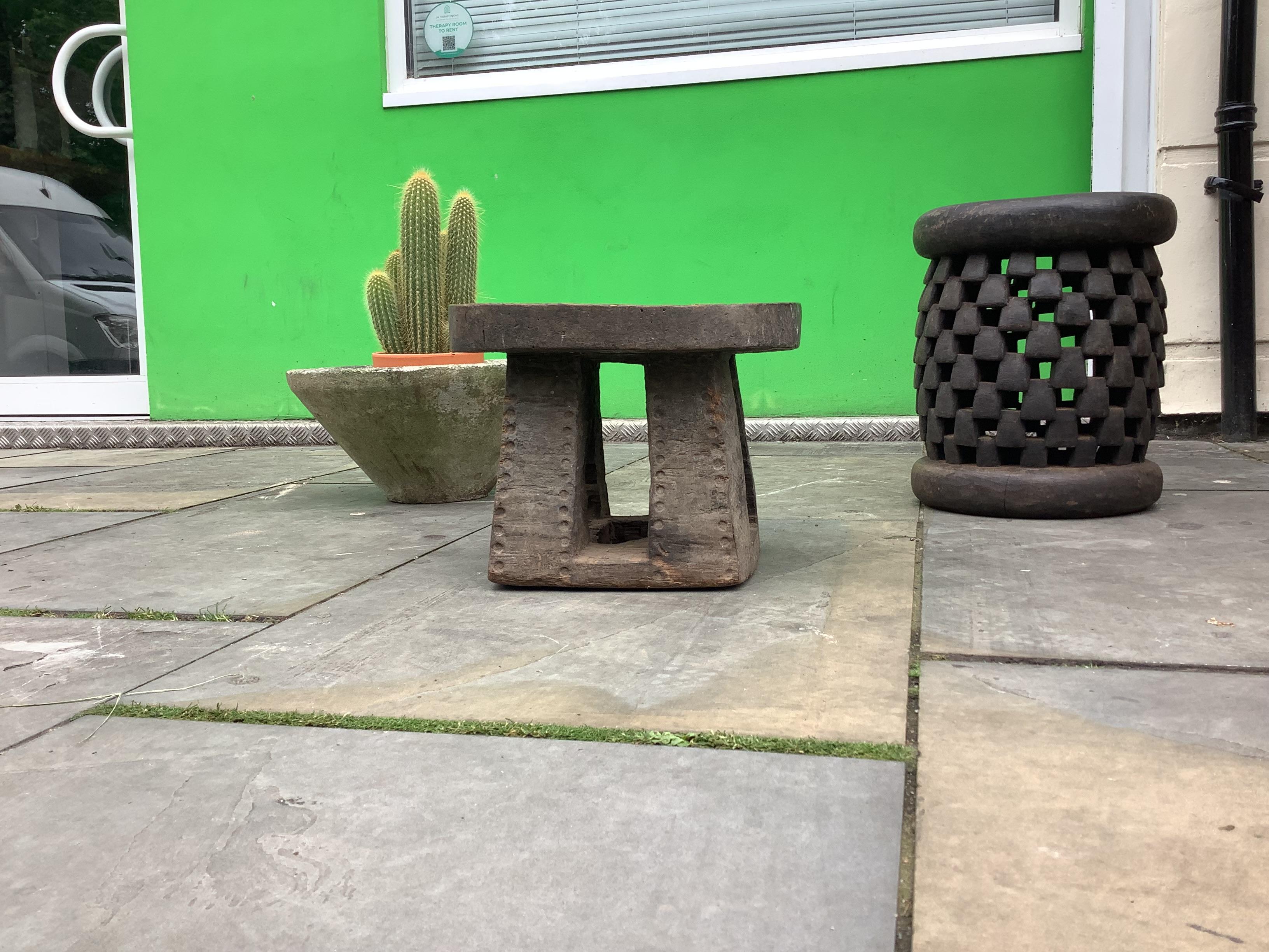 Camerounais vintage Afrique de l'Ouest  Tabouret Bamileke en vente