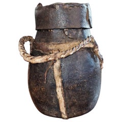 Vieux vase à lait ouest-africain à couvercle en cuir