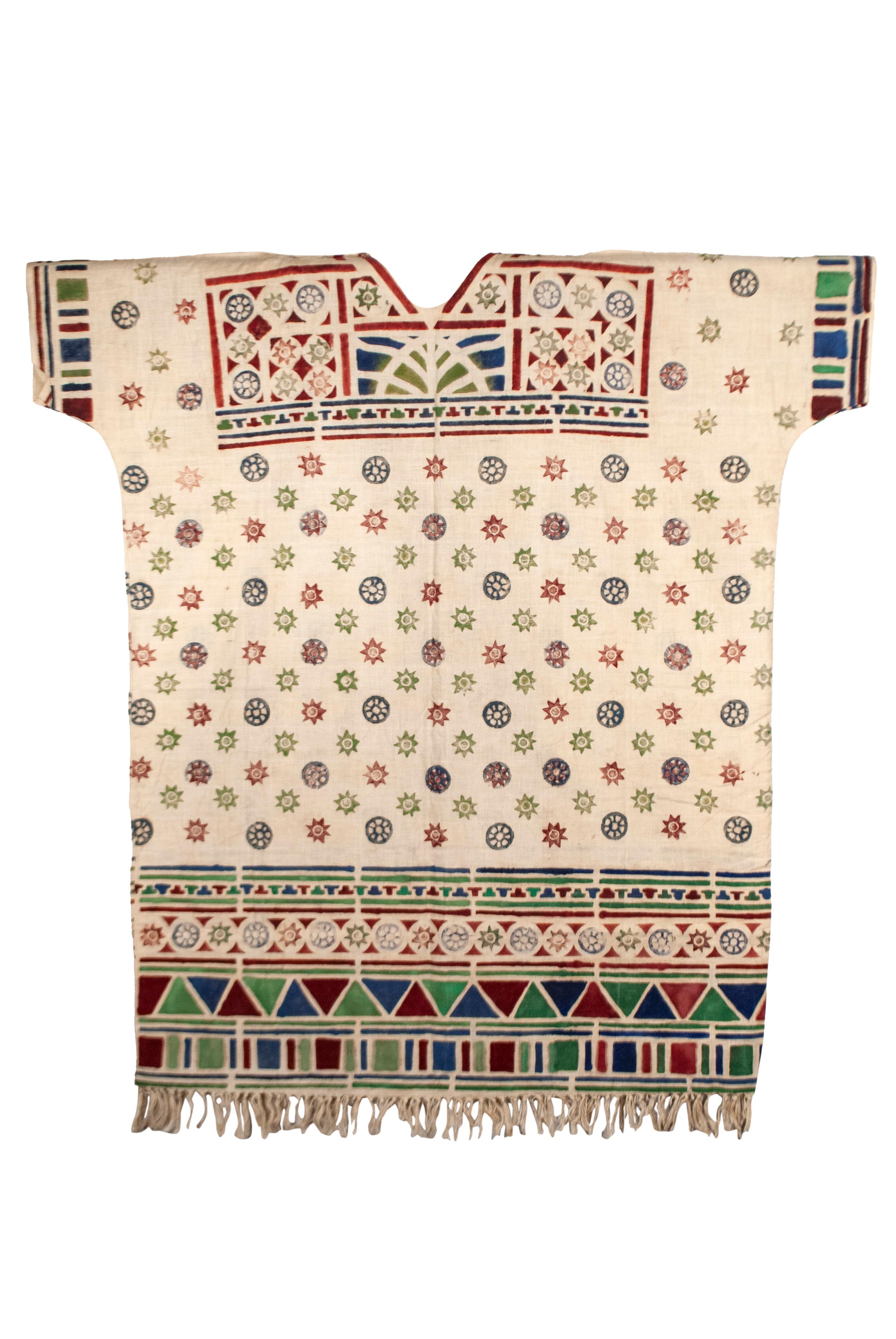 Tunica vintage dell'Africa occidentale con disegno geometrico

Questa vivace tunica dell'Africa occidentale è stata probabilmente realizzata in Camerun (popolo Bamum) o in Nigeria (popolo Yoruba). Il tessuto di cotone indigeno è stato stampato a