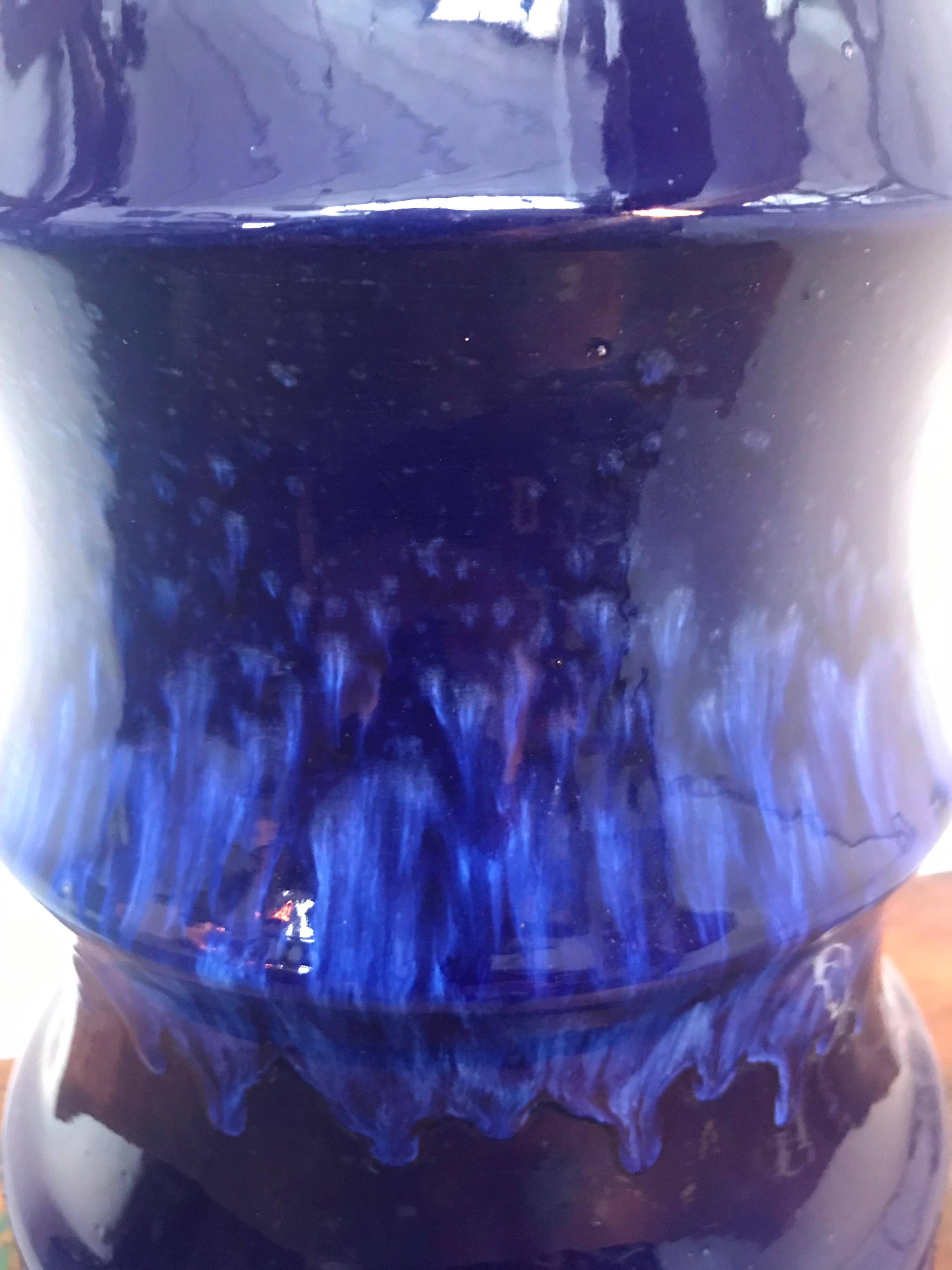 Vase d'art ouest-allemand vintage dans un fantastique bleu glacé accrocheur. 
Pas de fissures ni d'éclats 
Prêt à être expédié partout dans le monde.