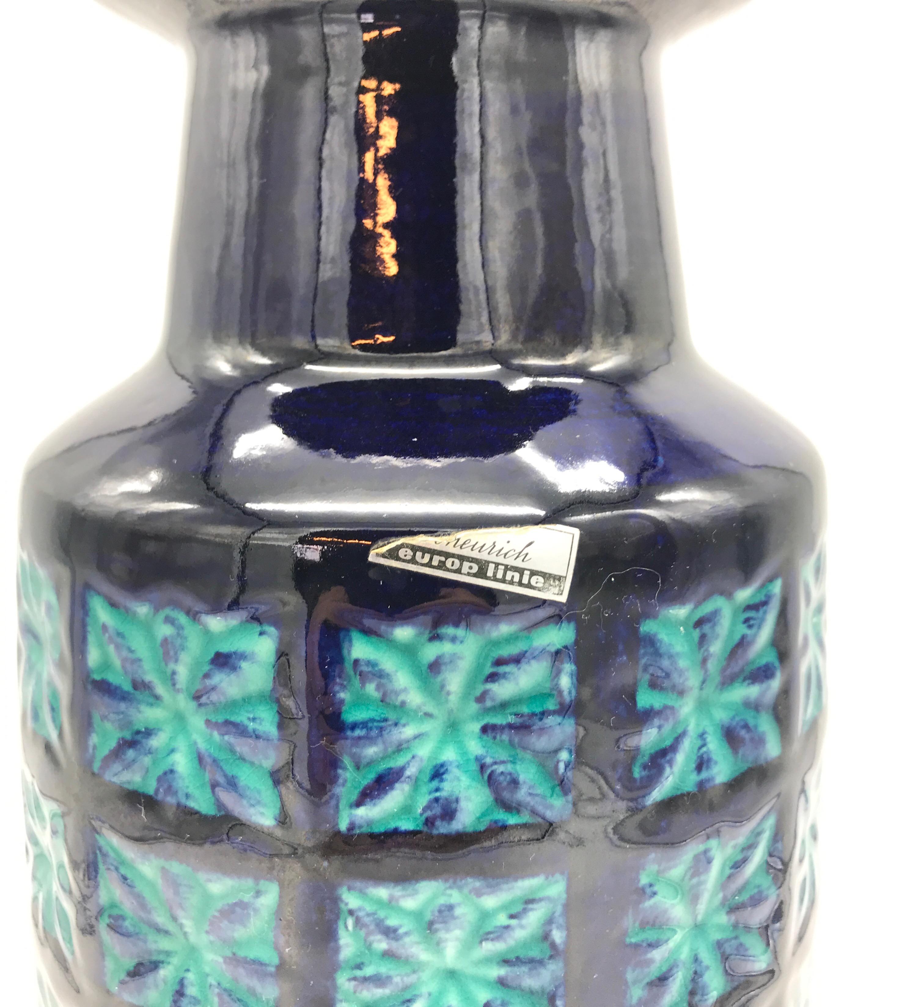 Vase d'art vintage d'Allemagne de l'Ouest des années 1970 avec une belle glaçure bleue et sans fissures ni éclats.