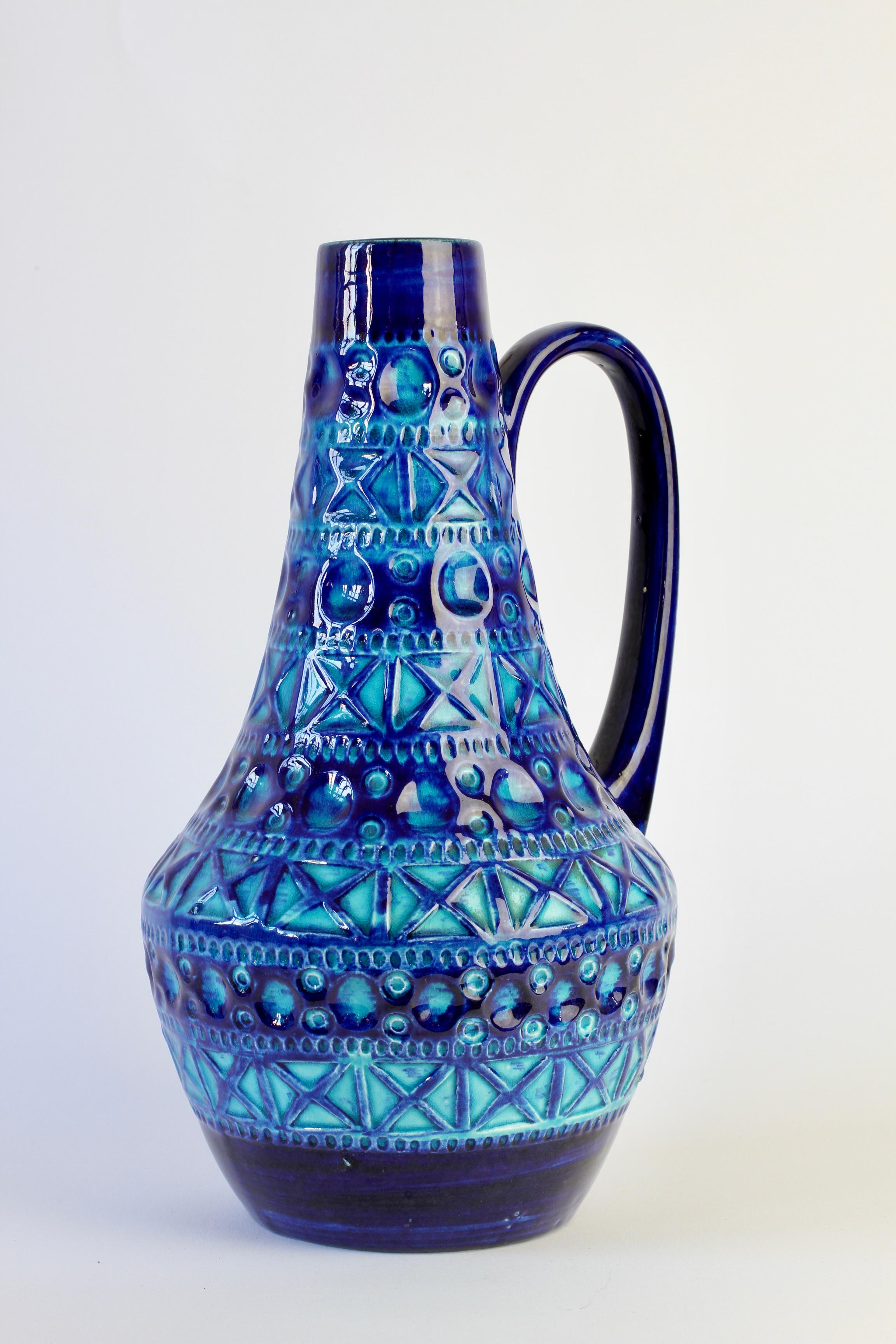 Magnifique vase vintage créé par Bodo Mans et produit par Bay Keramik au début ou au milieu des années 1970. Le motif en relief de style Aldo Londi pour Bitossi, capturé dans le bleu 