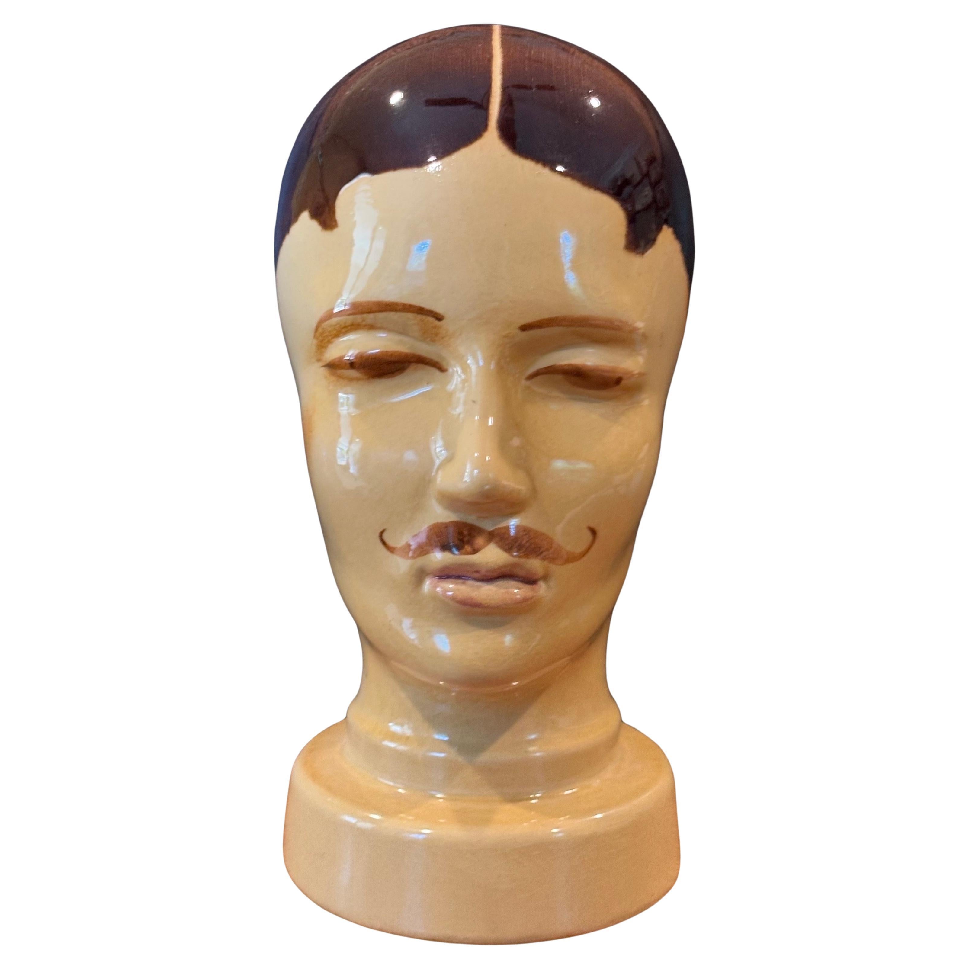 Testa/ busto di manichino in ceramica della Germania occidentale con baffi, circa 1950.  Il pezzo è in buone condizioni vintage, senza scheggiature o crepe, e misura 6