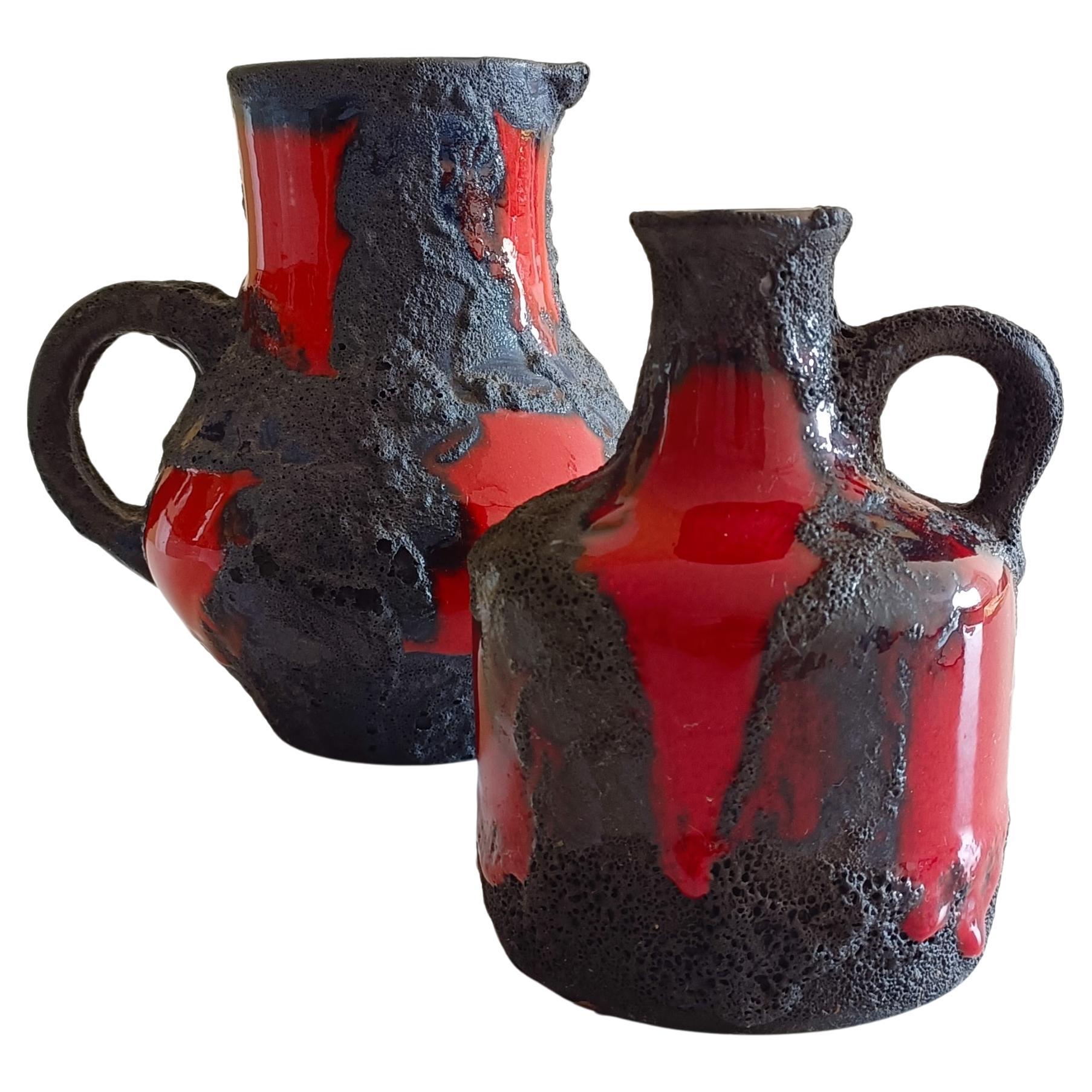 Caraffe in ceramica Mid-Century Fat Lava di Marei Keramik, realizzate a mano in Germania Ovest negli anni '60 circa.

Il caratteristico stile Fat Lava, caratterizzato da smalti spessi e strutturati e da motivi dinamici, conferisce un senso di