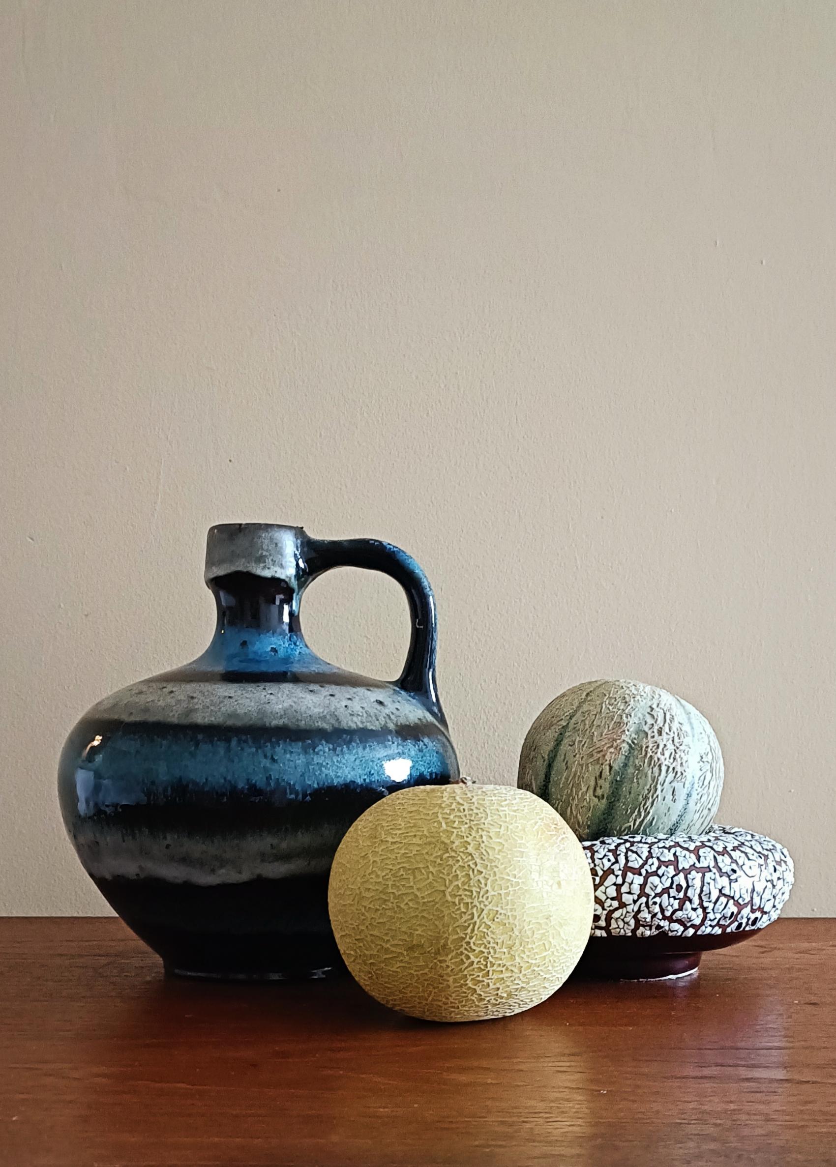 Diese Keramikvase, die der renommierte Künstler Kurt Tschörner für Ruscha entworfen hat, ist ein Beispiel für den kühnen und innovativen Ansatz, der für die westdeutsche Kunstkeramik der Mitte des Jahrhunderts charakteristisch ist. Das in den 1960er