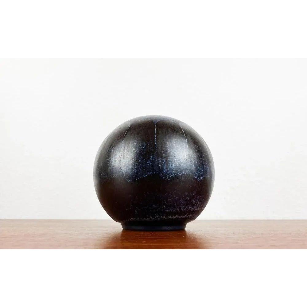 Vintage West German Pottery Vase von KMK Keramik Manufaktur Kupfermühle, 1970er Jahre, in sehr gutem Zustand. Entworfen 1970 bis 1979 Dieses Stück hat eine Zuordnungsmarke.

Zusätzliche Informationen:
MATERIALIEN: Keramik
Farbe: Blau
Herkunftsland: