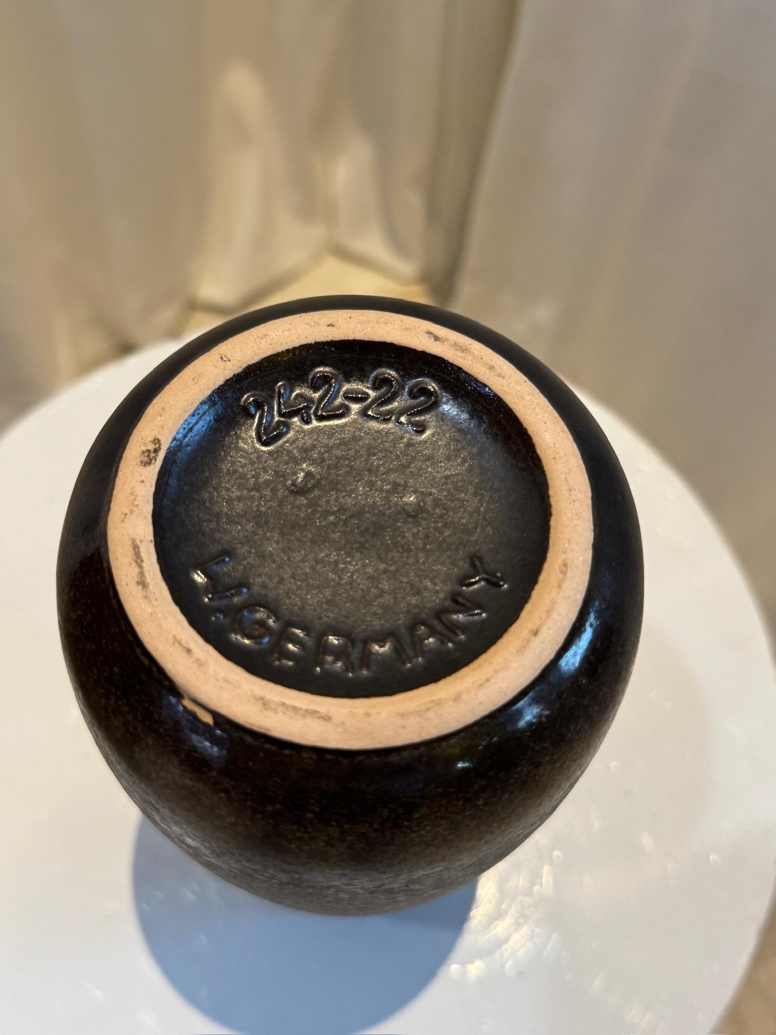 Diese alte westdeutsche Keramikvase, die wahrscheinlich von Scheurich hergestellt wurde, ist ein wunderschönes Beispiel für die berühmte moderne Keramikbewegung der Mitte des Jahrhunderts. Mit seiner skulpturalen Form und der erdigen Glasur