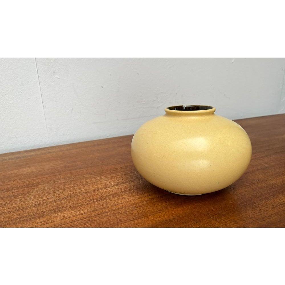 Vaso vintage West German Pottery WGP di Bay, anni '70, in ottime condizioni. Progettato dal 1970 al 1979 prove ufficiali di autenticità come cataloghi d'epoca, dischi di design.

Informazioni aggiuntive:
Materiali: Ceramica
Colore: giallo
Stili: