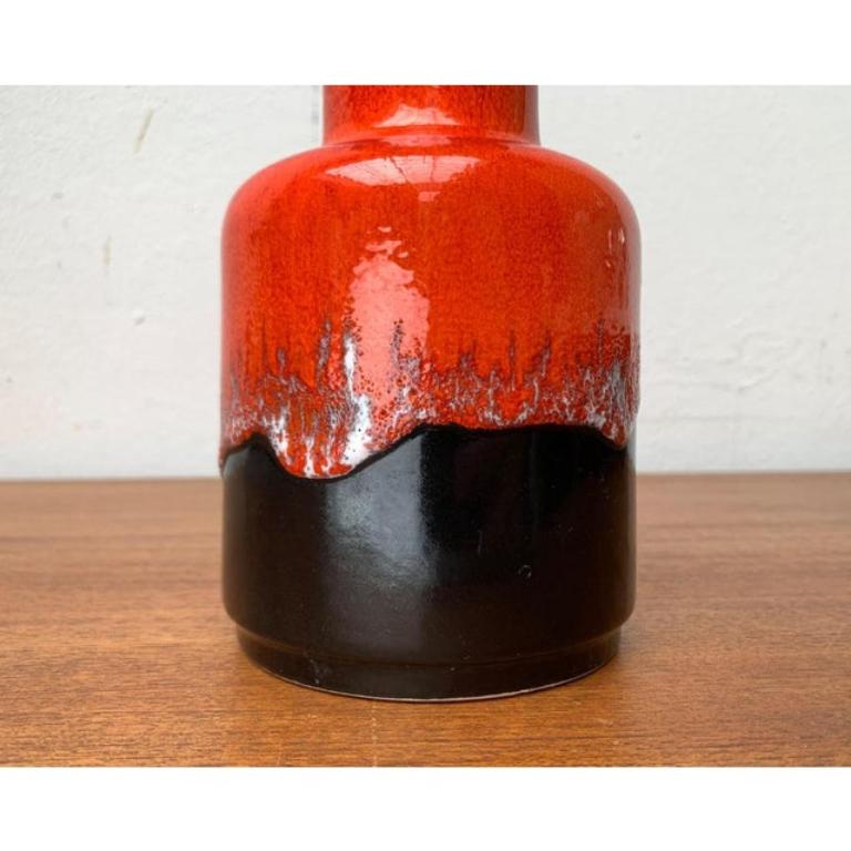 Vaso d'epoca West German Pottery WGP di Jasba, anni '70, in ottime condizioni. Disegnato dal 1970 al 1979 Questo pezzo ha un marchio di attribuzione.

Informazioni aggiuntive:
Materiali: Ceramica
Paese di origine: Germania
Colore: nero
Tipo di