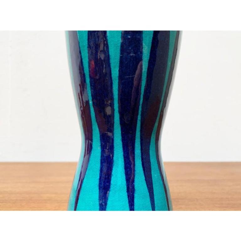 Vaso vintage West German Pottery WGP di Scheurich, anni '70, in ottime condizioni.

Informazioni aggiuntive:
Materiali: Ceramica
Colore: blu
Paese di origine: Germania
Tipo di articolo: Vintage, Antico o Pre-owned
Dimensioni: 3,54ʺW × 3,54ʺD ×
