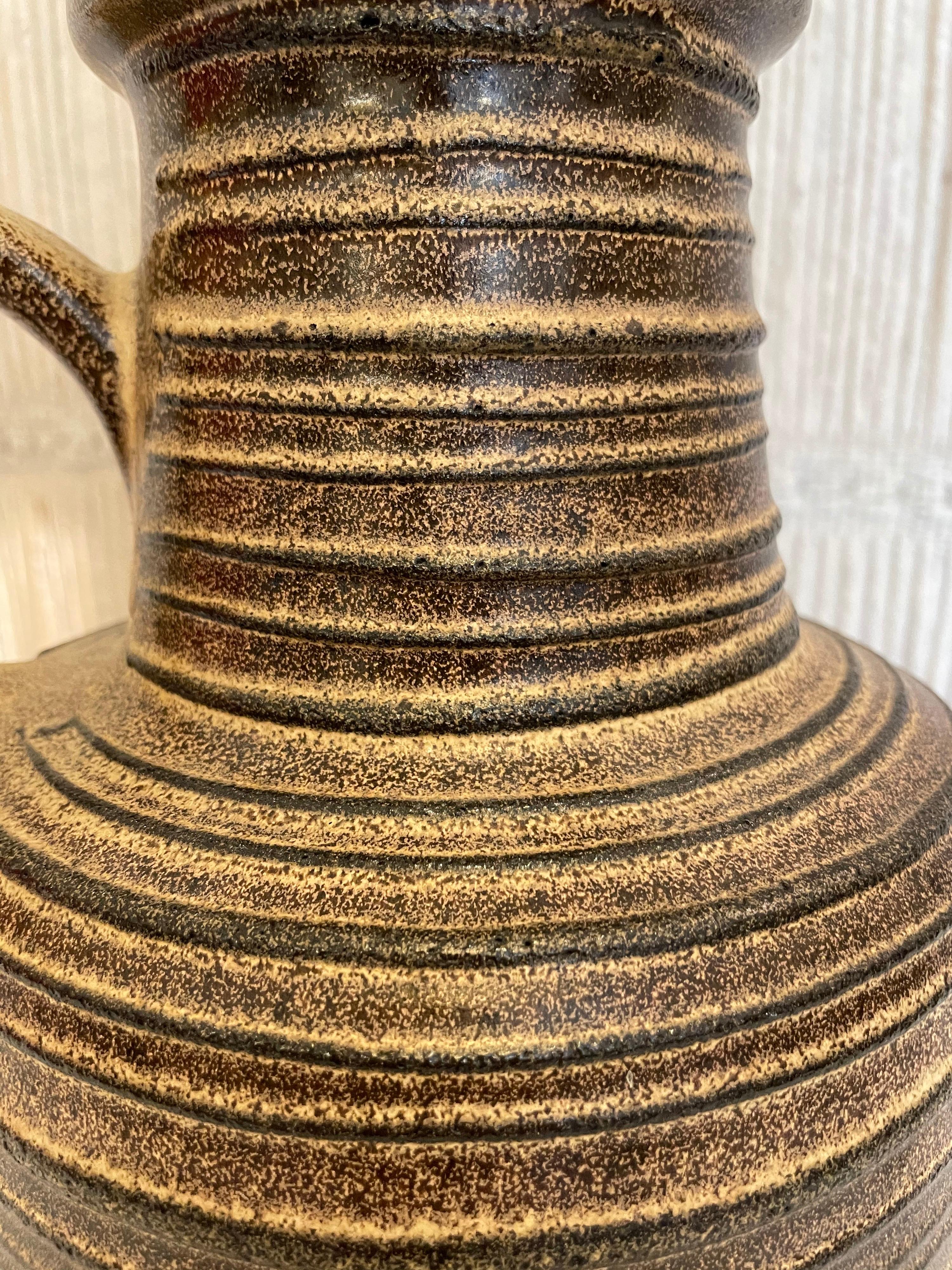 Jarrón vintage West German Pottery a rayas Moderno de mediados de siglo en venta