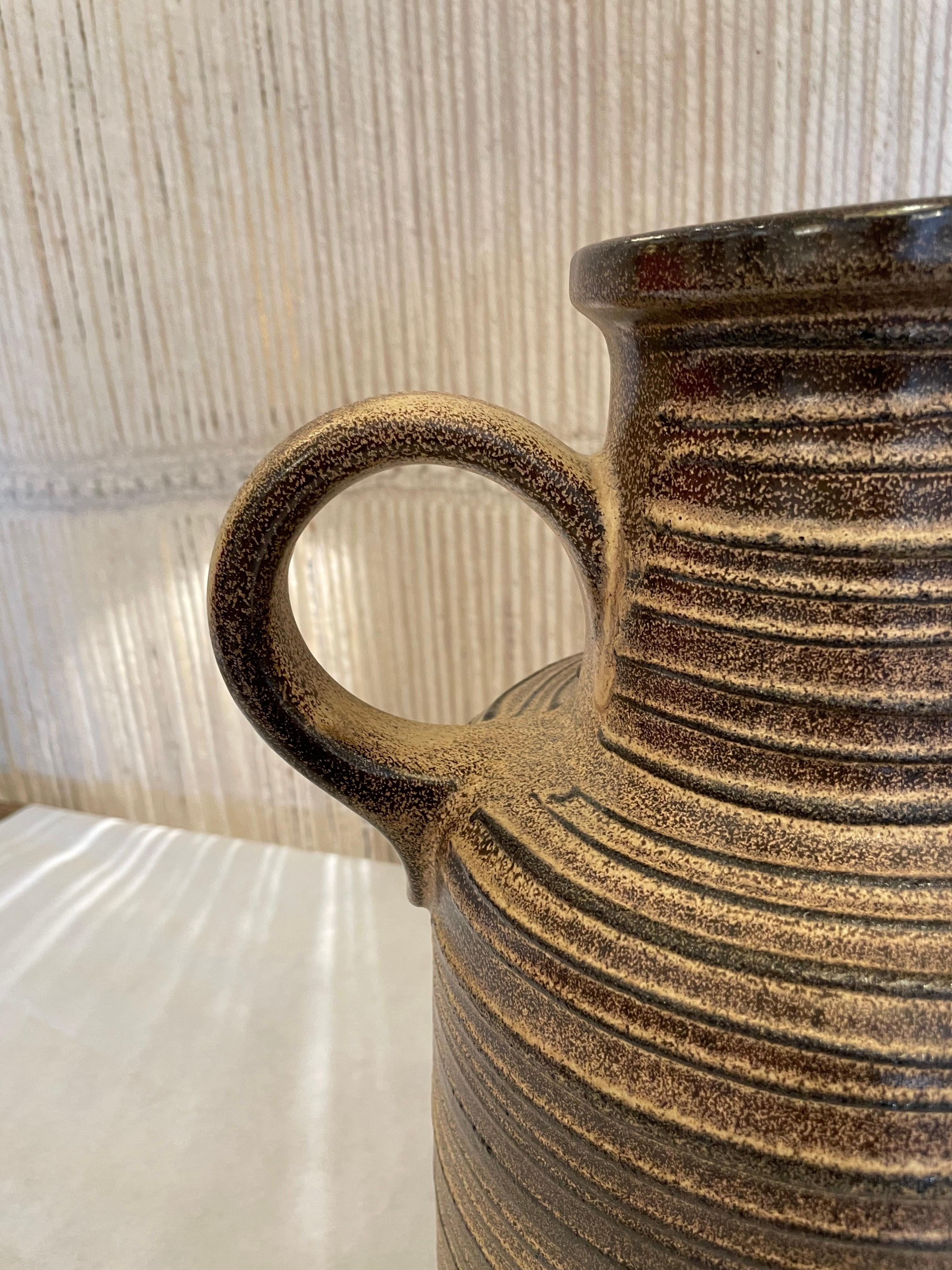 Milieu du XXe siècle Vase en poterie vintage à rayures d'Allemagne de l'Ouest en vente