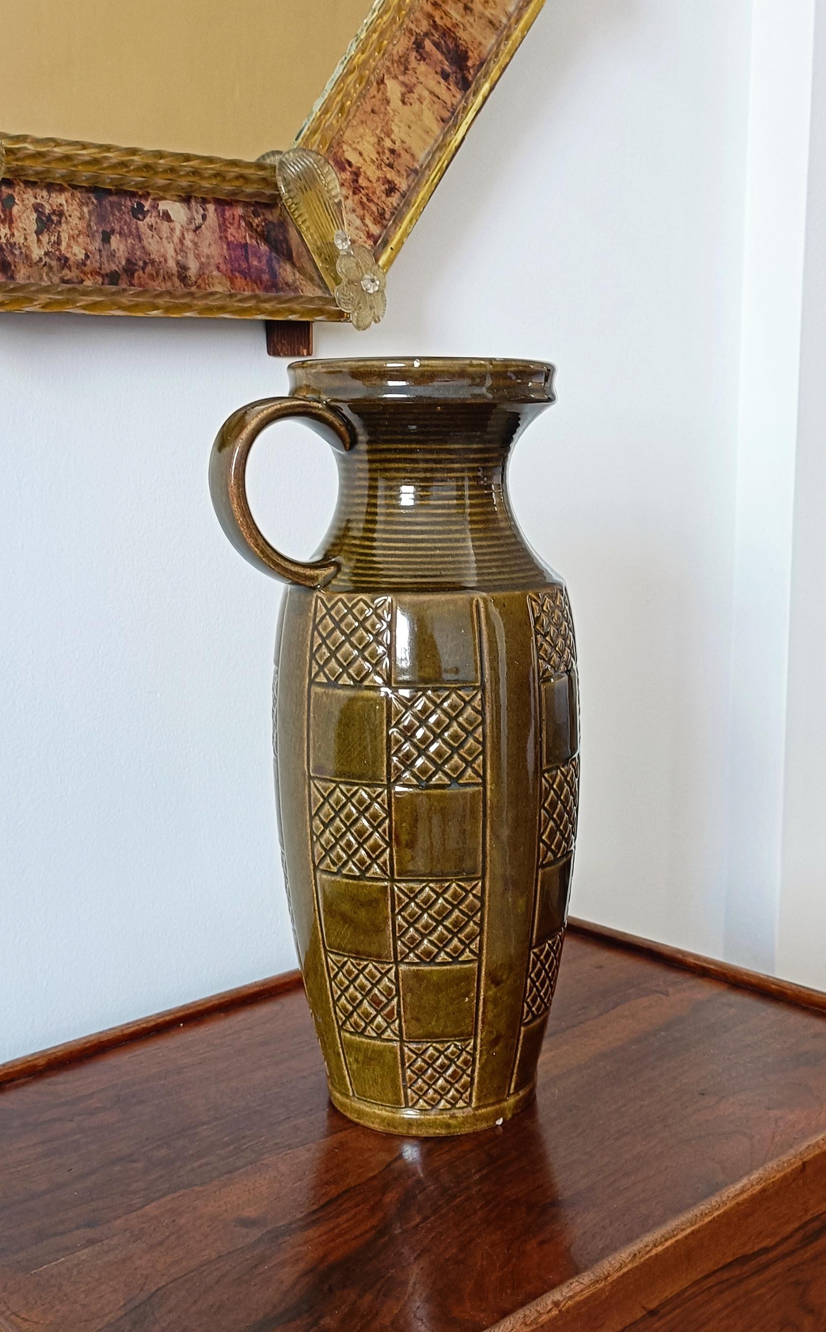 Un pezzo di ceramica d'arte della Germania occidentale davvero elegante e senza tempo. Questo vaso vintage con manici del Mid-Century Modern è un reperto straordinario, disegnato dal direttore creativo dell'epoca, Franz Siery di Scheurich Keramik, e