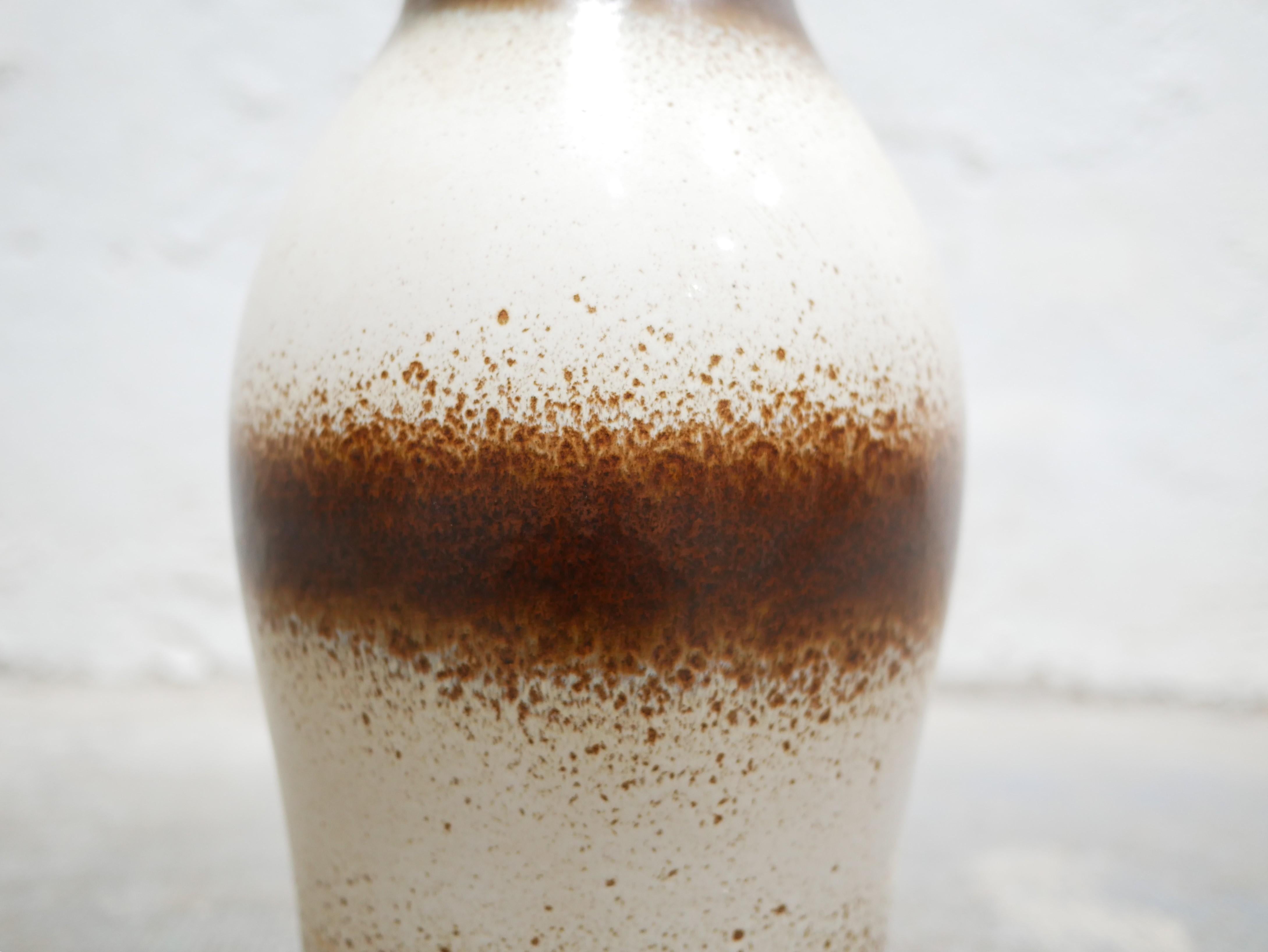Grande vaso di ceramica prodotto dalla Germania Ovest negli anni '60.

Con la sua forma moderna e il suo colore minerale, naturale e sobrio, questa ceramica non manca di carattere ed eleganza.
Oggetto decorativo vintage per un universo trendy e
