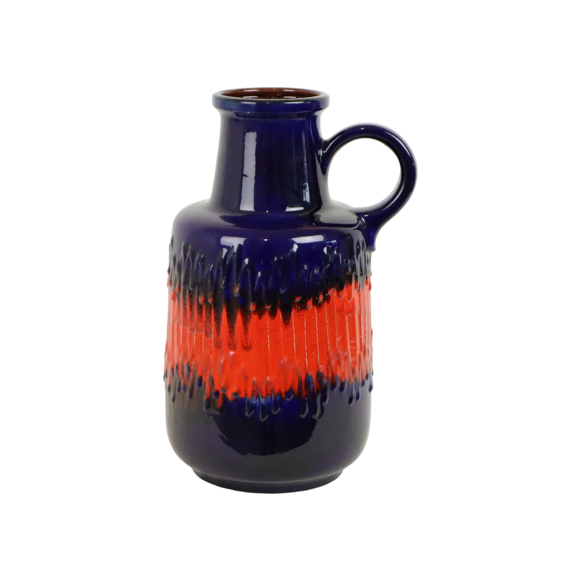 Grand vase vintage Scheurich, céramique émaillée bleue avec une bande de lave grasse orange le long du centre, poterie d'Allemagne de l'Ouest des années 70, numéroté en bas 408-40.

Les vases bleus d'Allemagne sont les plus rares dans cette
