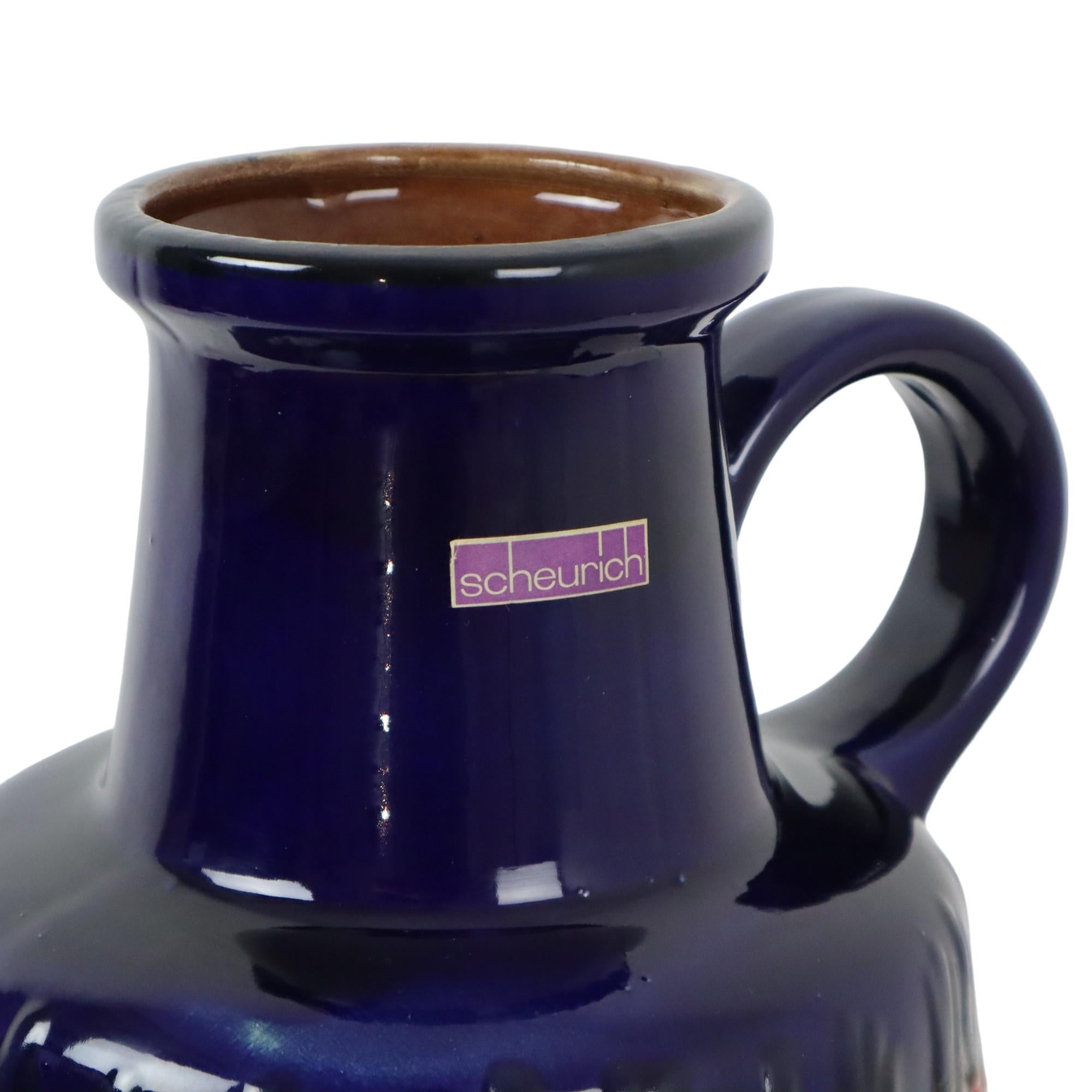 Grand vase vintage Scheurich, céramique émaillée bleue avec une bande de lave grasse orange le long du centre, poterie d'Allemagne de l'Ouest des années 70, numéroté en bas 408-40.

Les vases bleus d'Allemagne sont les plus rares dans cette