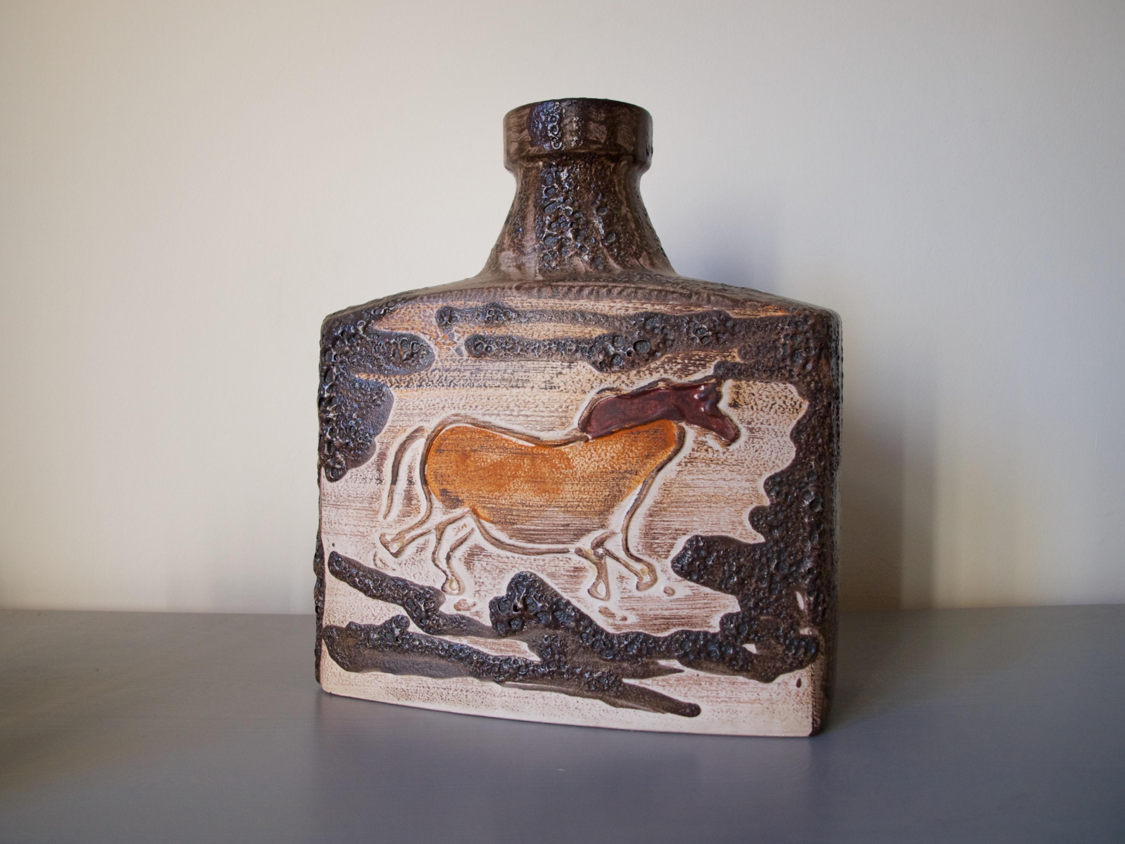 Très rare vase de collection extra large de Scheurich Montignac, 
avec des dessins des grottes de Lascaux - Montignac.
Dans les années 1970 

Différents décors sur les façades, cheval des cavernes, cerfs et taureaux.

Marqué sur la base : 281