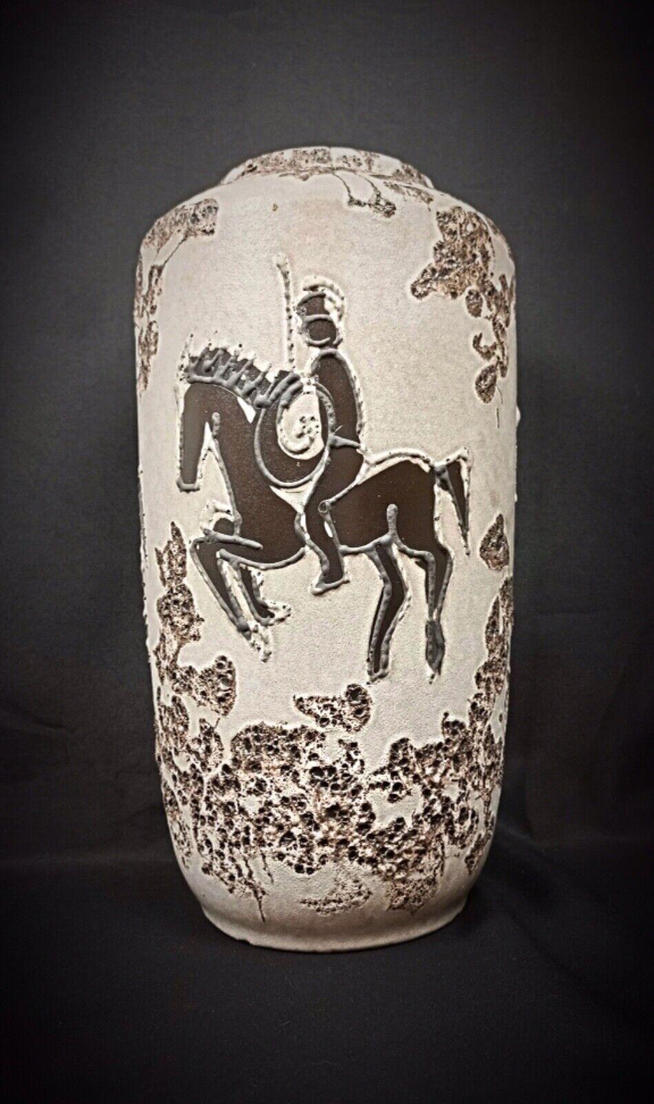 Gran Jarrón Vintage West Kéramik con decoración de caballero - W. Alemania - 2Y195 en venta 3
