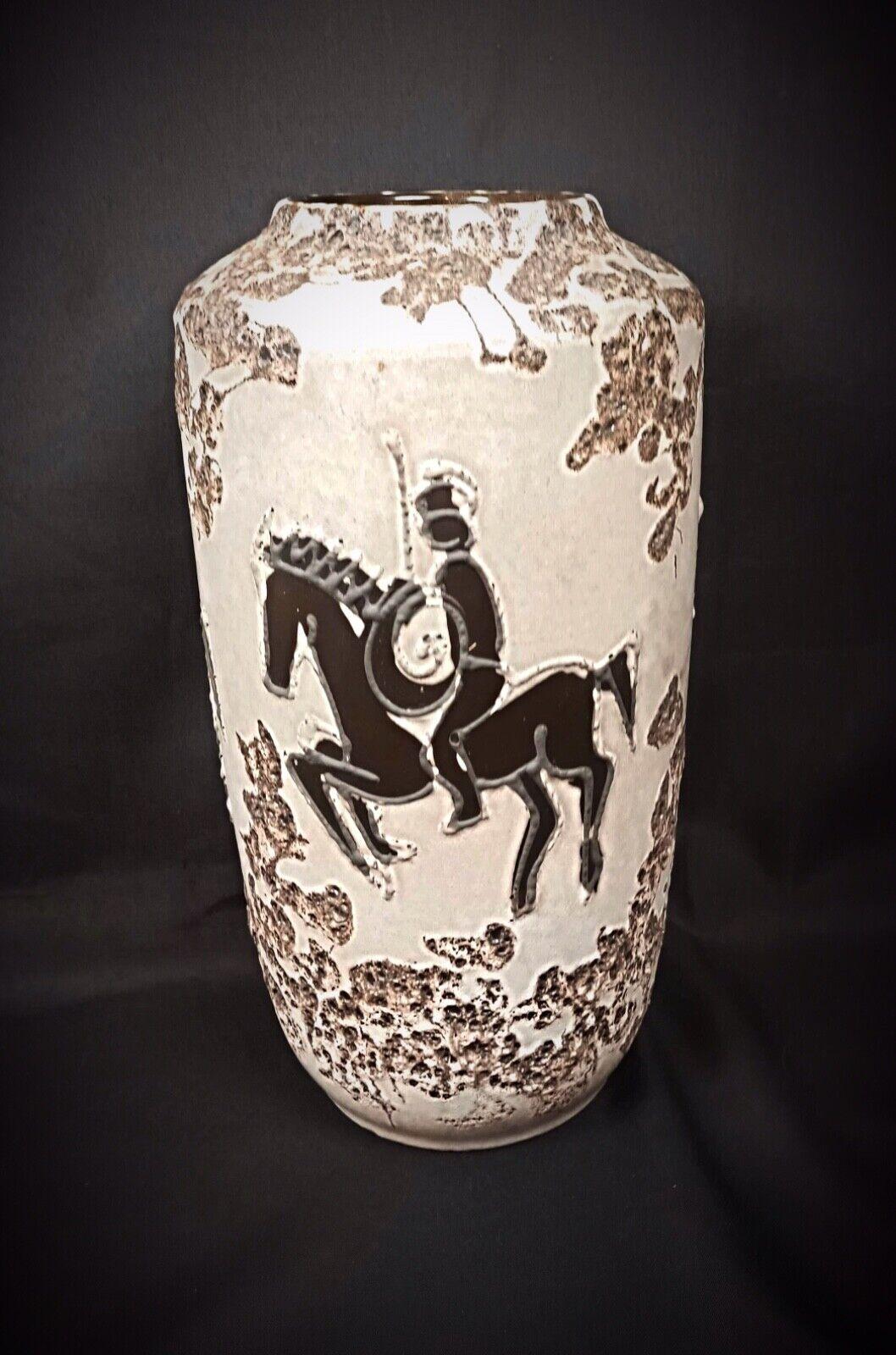 Añade un toque de elegancia vintage a tu colección con este gran jarrón de West Kéramik, con una encantadora decoración de caballero. Fabricada en Alemania Occidental, esta pieza muestra un diseño clásico que combina el arte histórico con la belleza