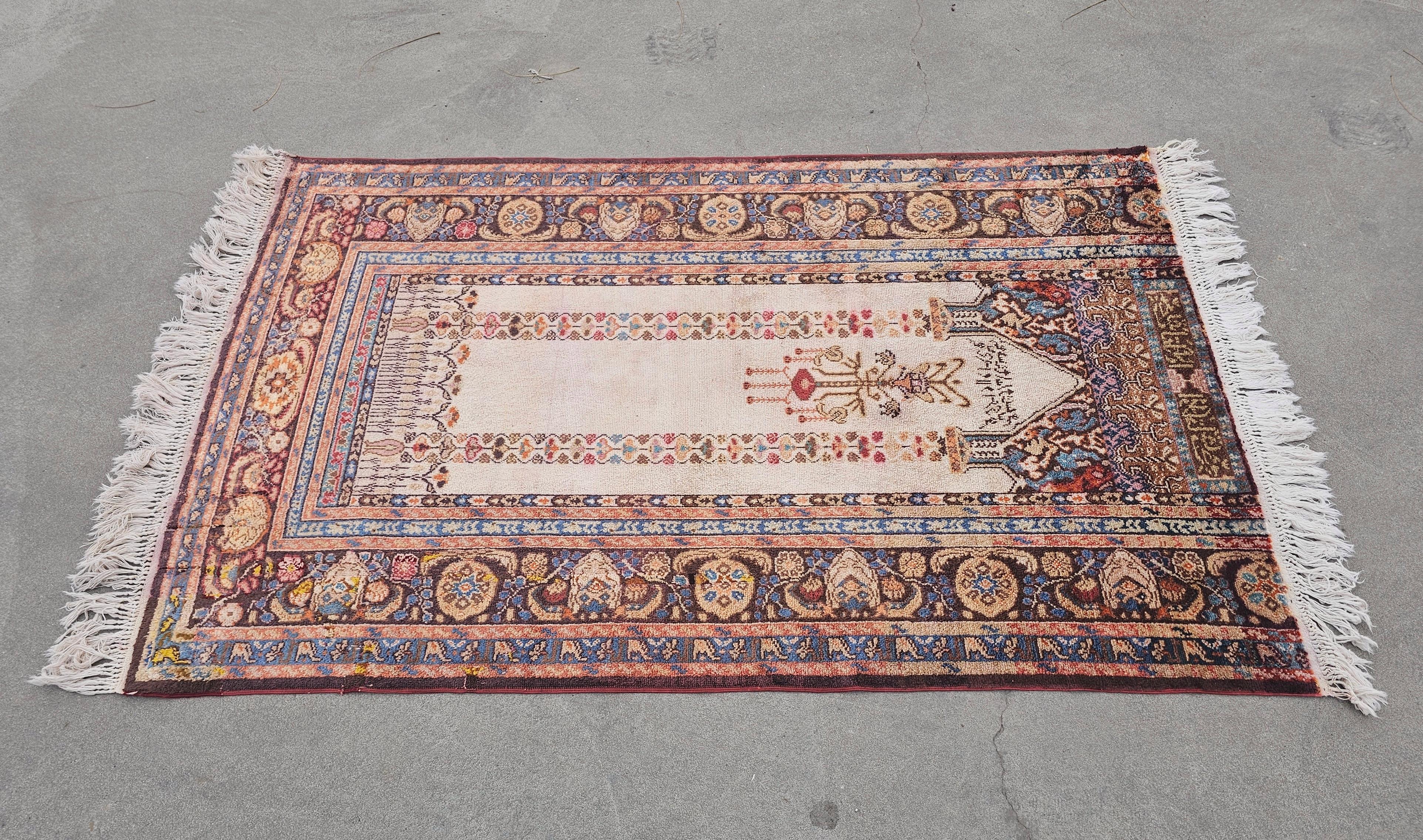 Début du 20ème siècle Ancien tapis de prière d'Anatolie occidentale en soie, Turquie, années 1930 en vente