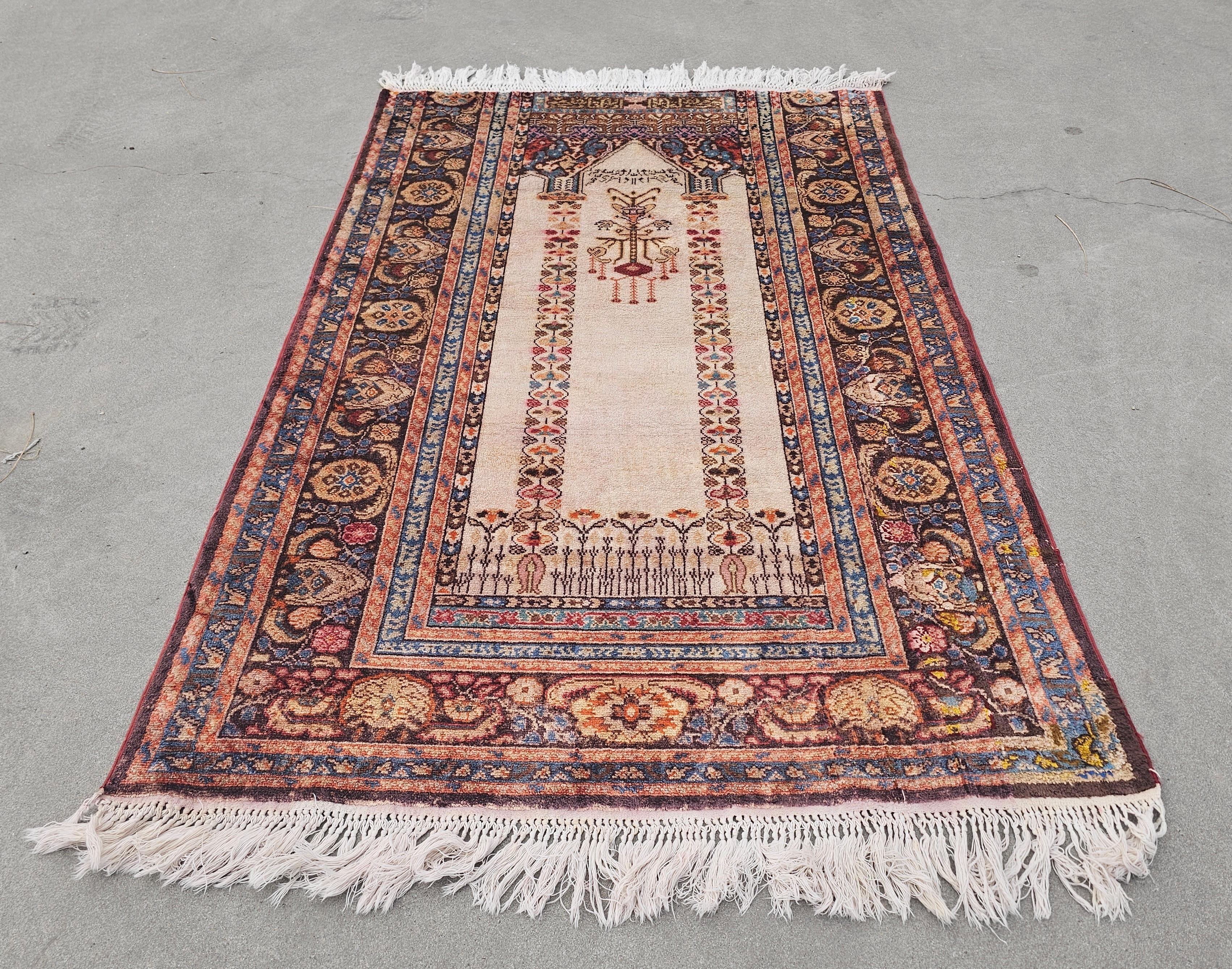 Ancien tapis de prière d'Anatolie occidentale en soie, Turquie, années 1930 en vente 2