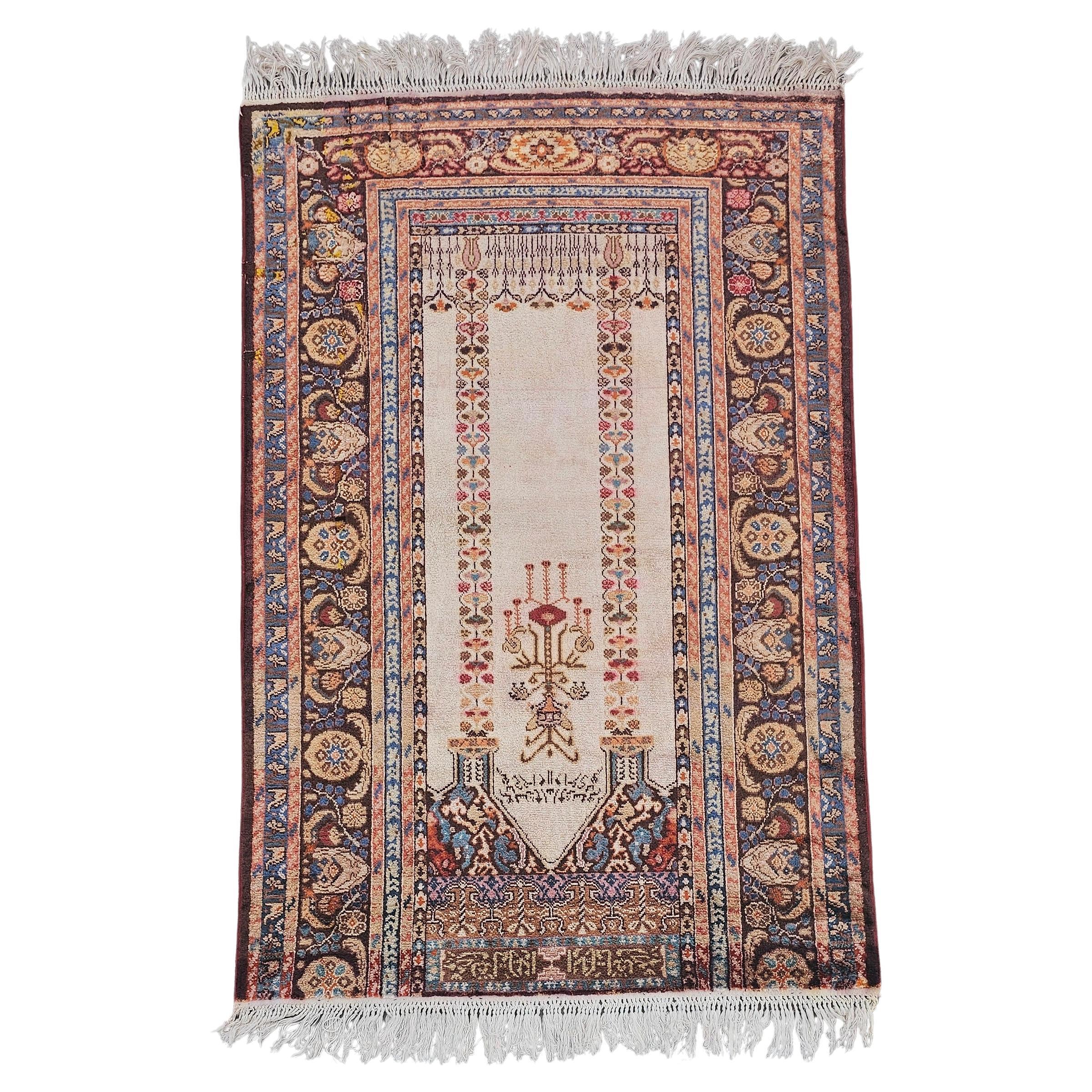 Ancien tapis de prière d'Anatolie occidentale en soie, Turquie, années 1930 en vente