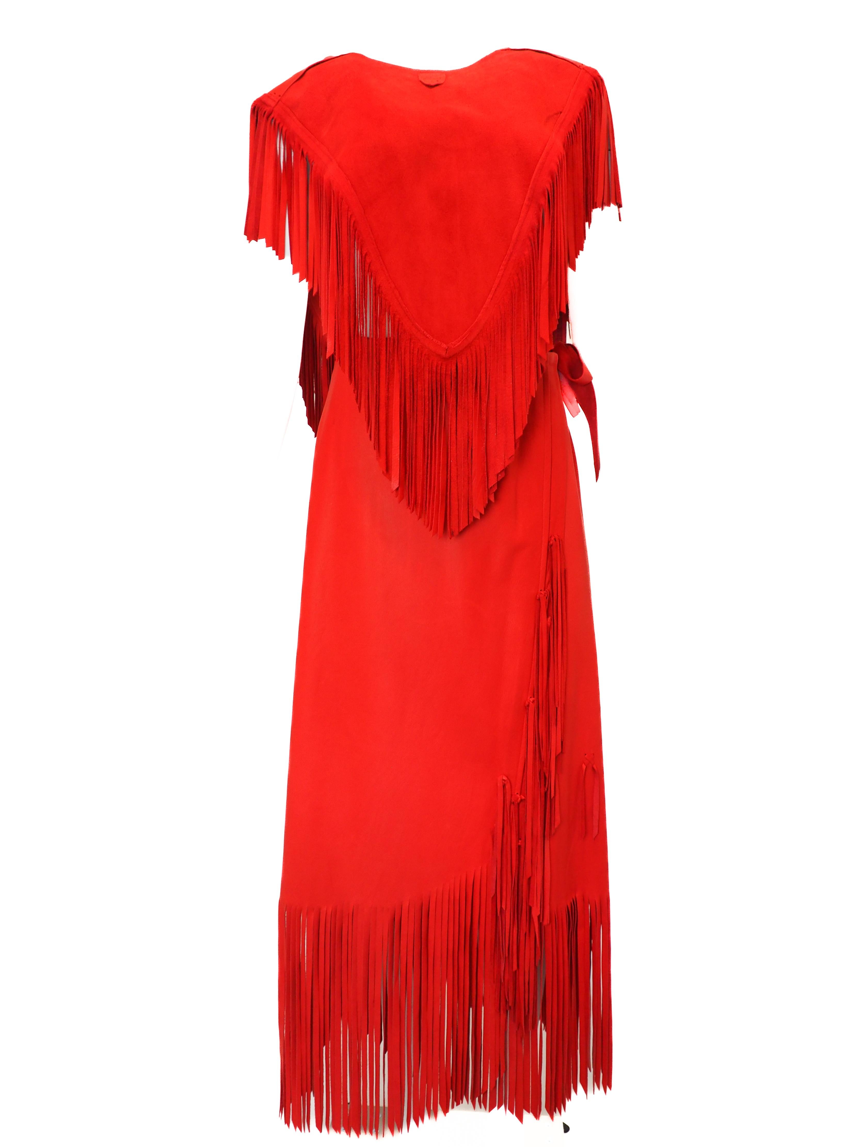 Conjunto vintage de falda y top de flecos de cuero rojo con bonete azul del oeste en venta 5