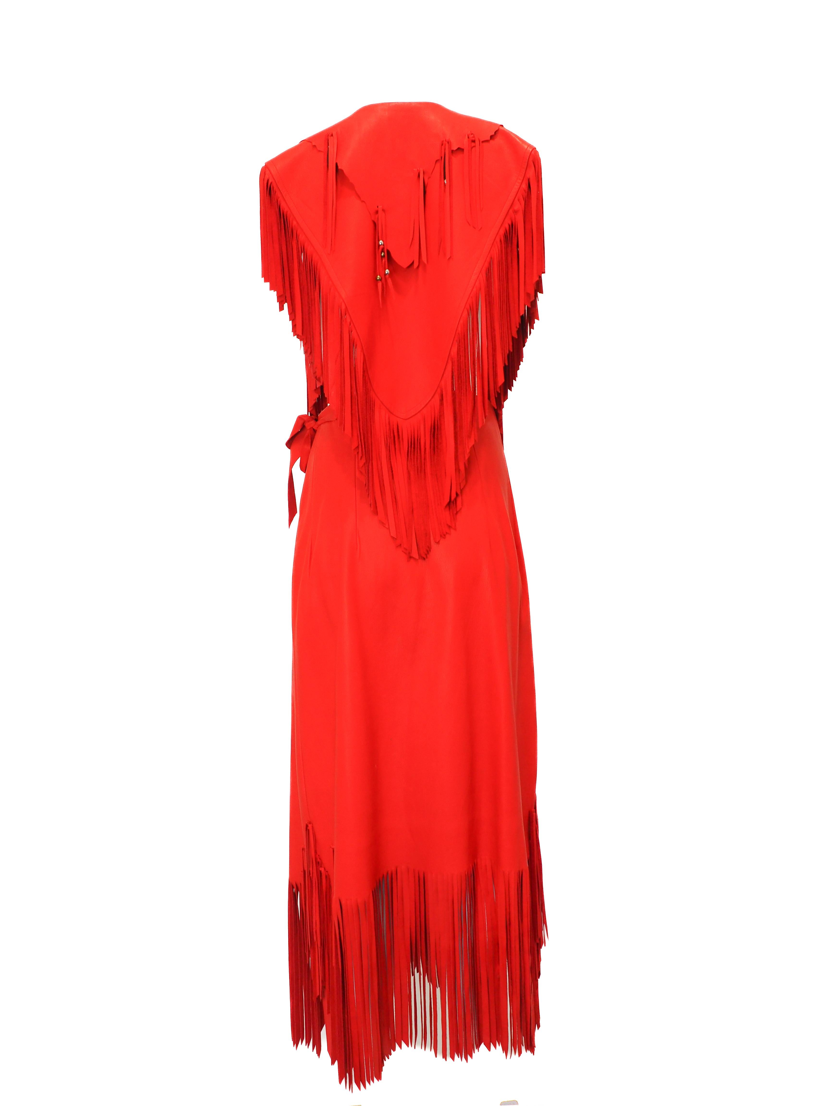 Conjunto vintage de falda y top de flecos de cuero rojo con bonete azul del oeste en venta 3